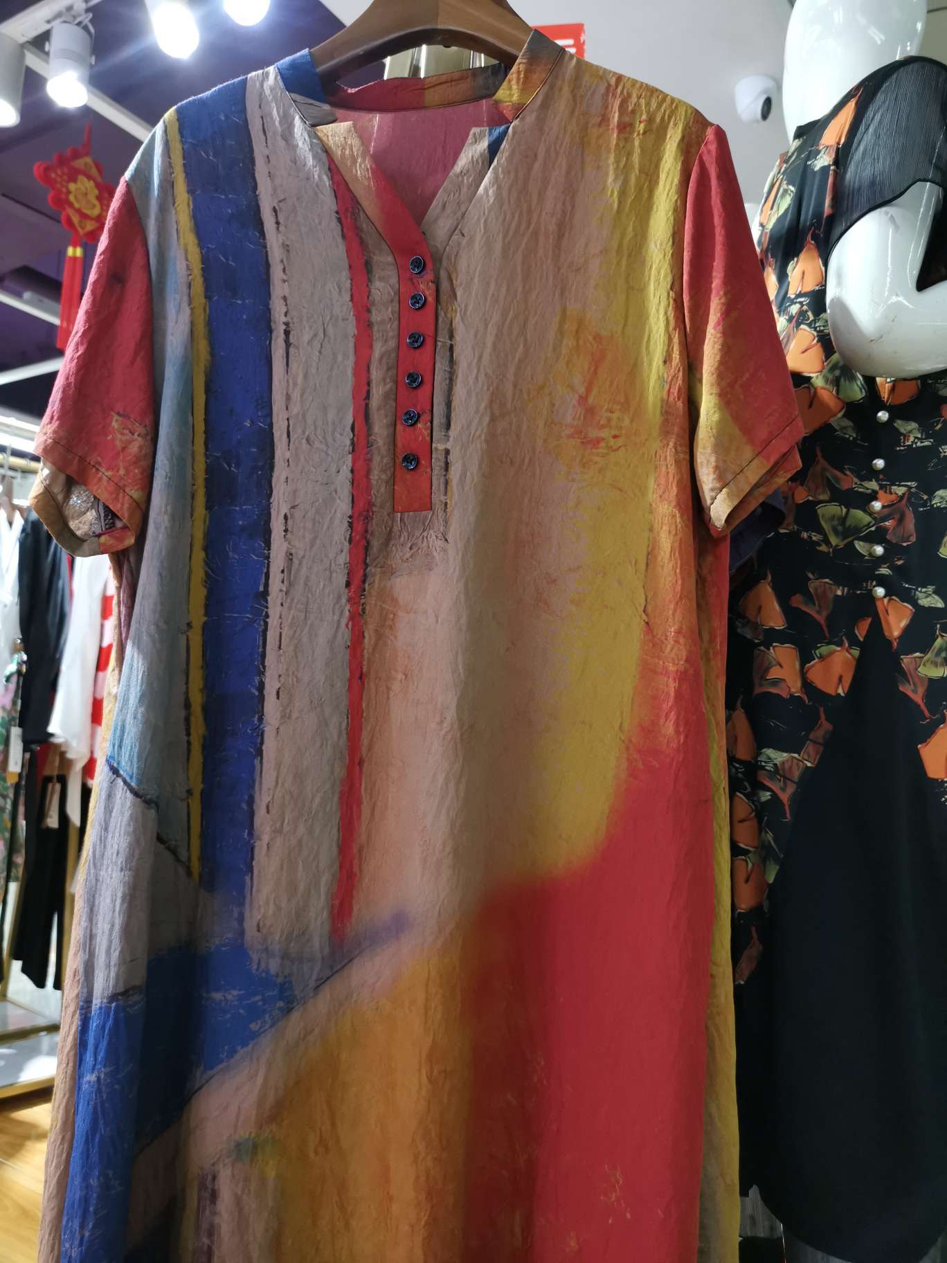 Fashionable V-shaped single-breasted bright color dress