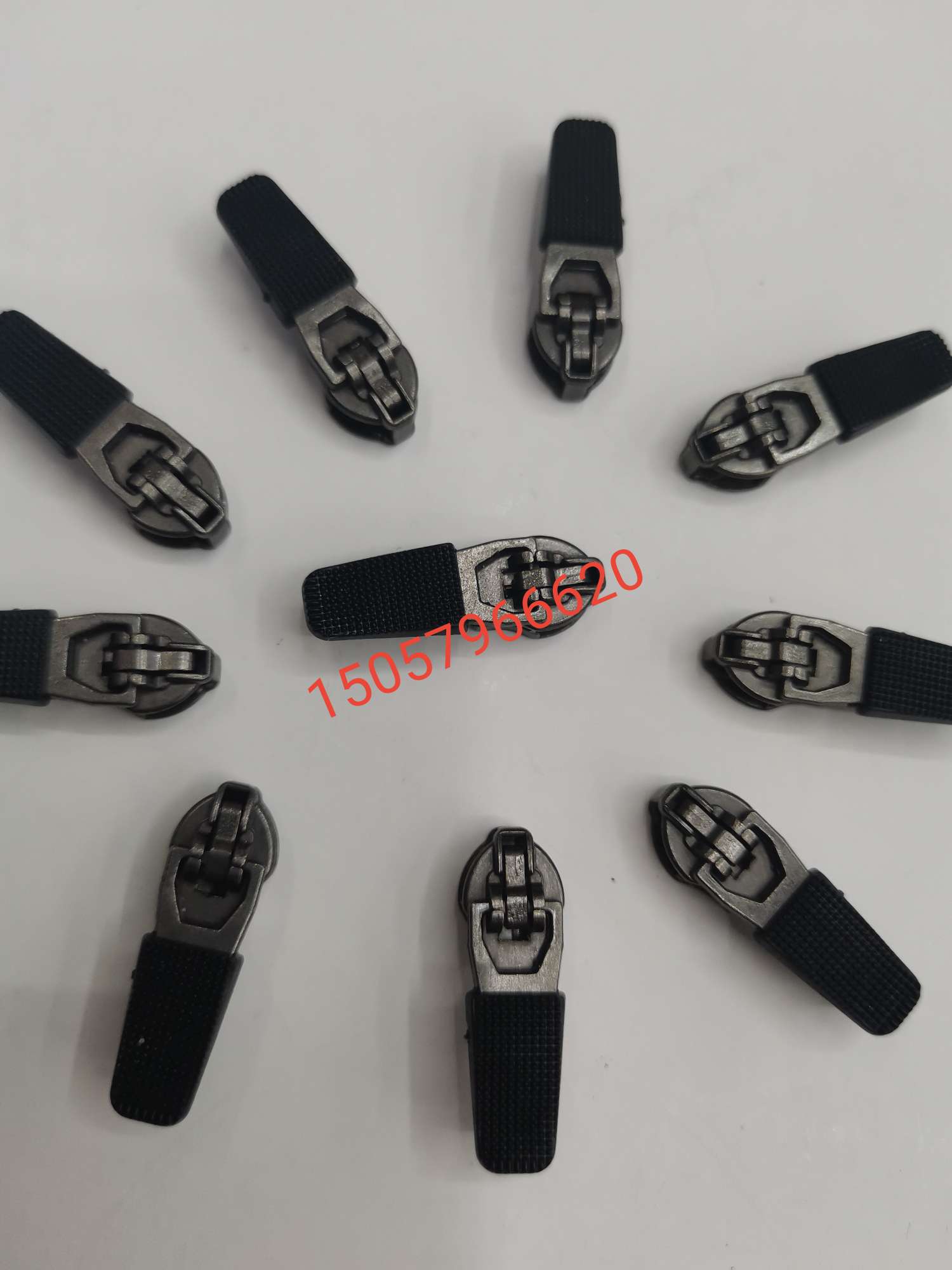 服装辅料拉链头高品质注胶拉牌 包胶拉链拉头 五金注塑拉片 高档特殊环保拉头