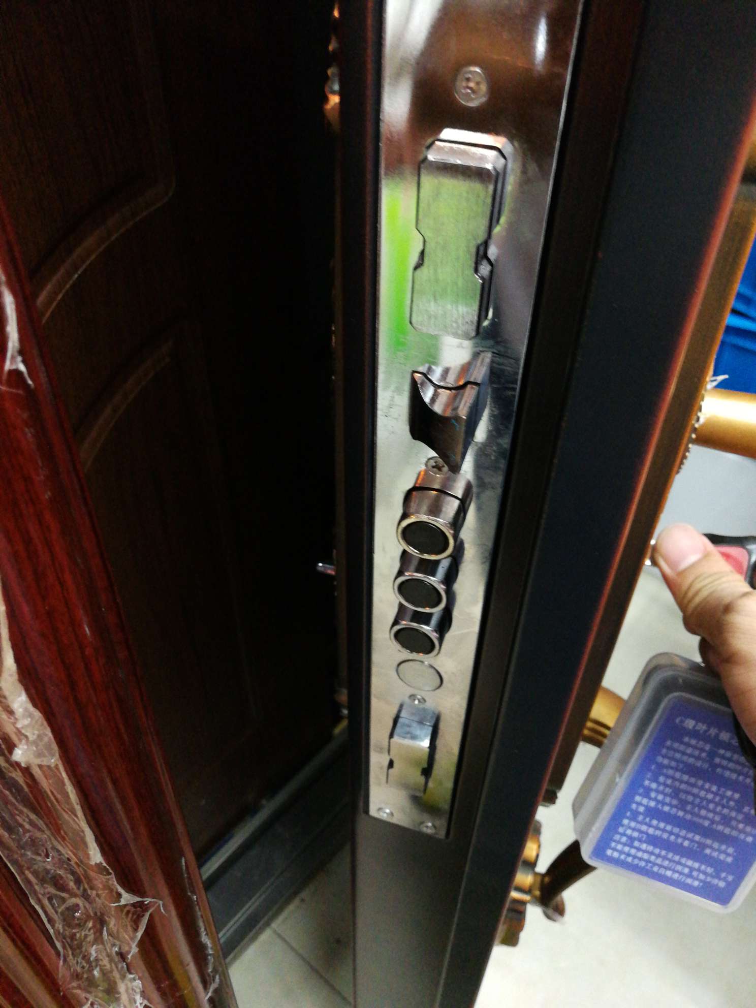 The anti-theft door is on both sides Specification image