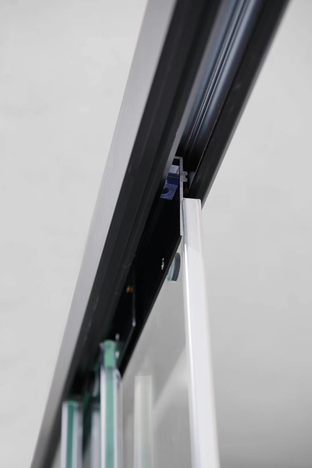 The Bette Ultra-white crystal Glass shower Enclosure 65 series features an elegant black, safe and fingerprint-free integrated design Application Scenario