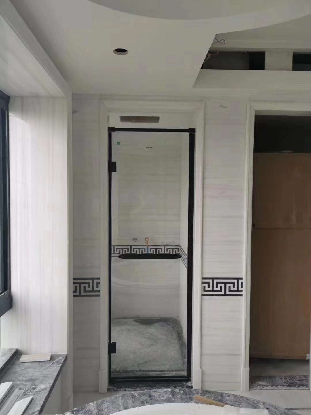 The Bette Super White Crystal Glass shower Enclosure 31 series features an elegant black, safe and fingerprint-free integrated design