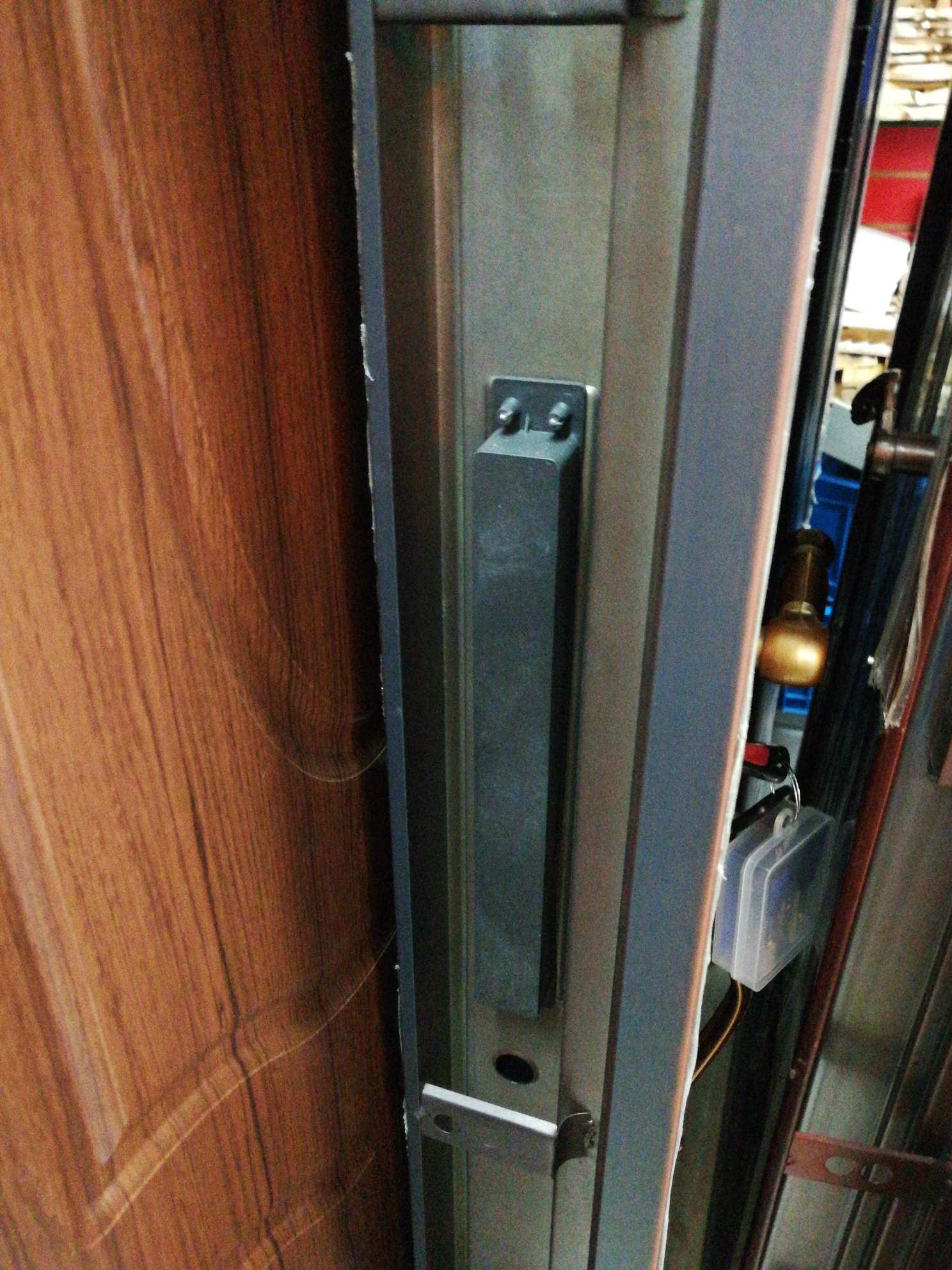 The anti-theft door is on both sides details Picture