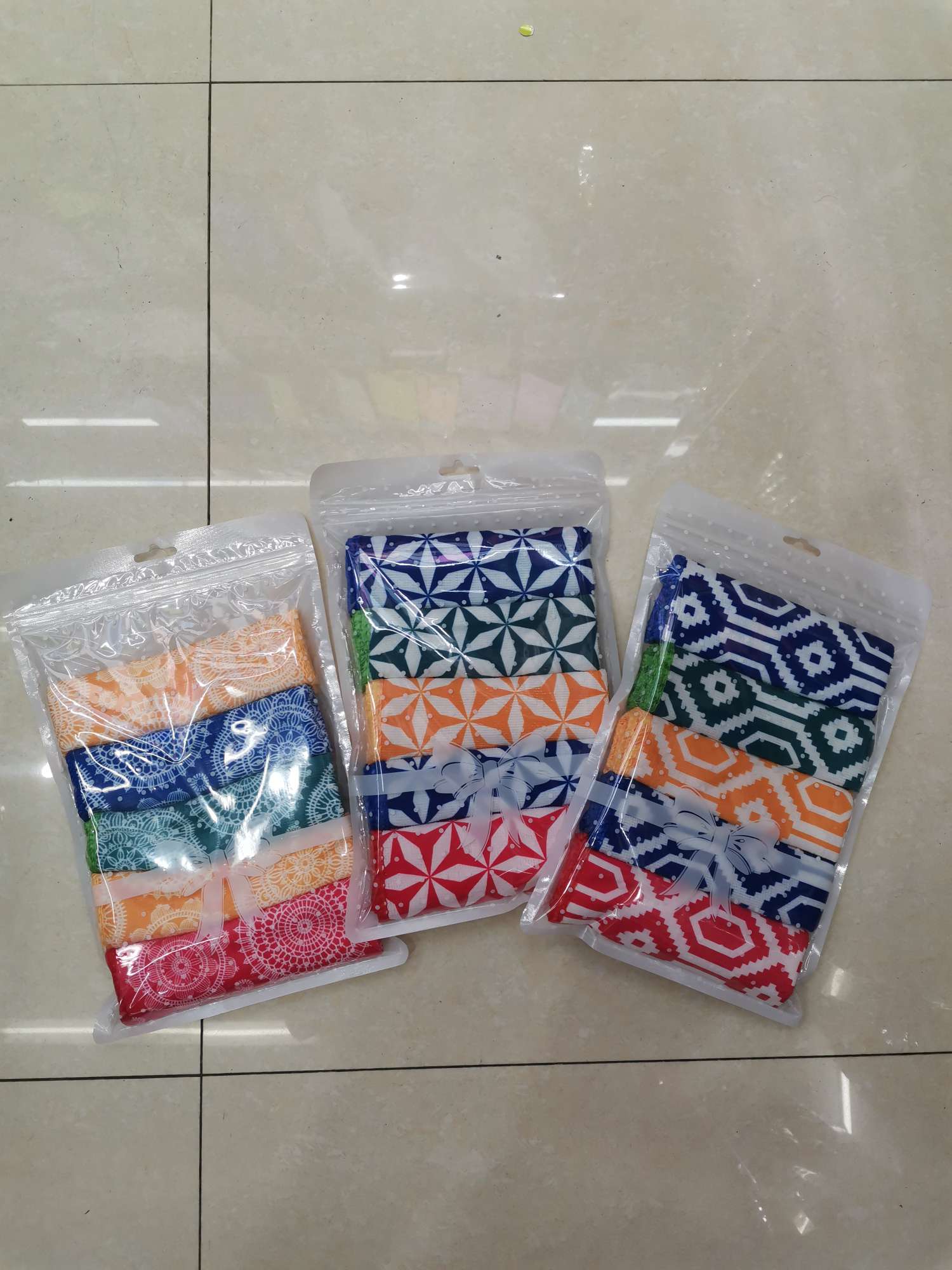 印花小方巾30x30㎝，5条一小包，尺寸与克重按照客户的要求做产品图