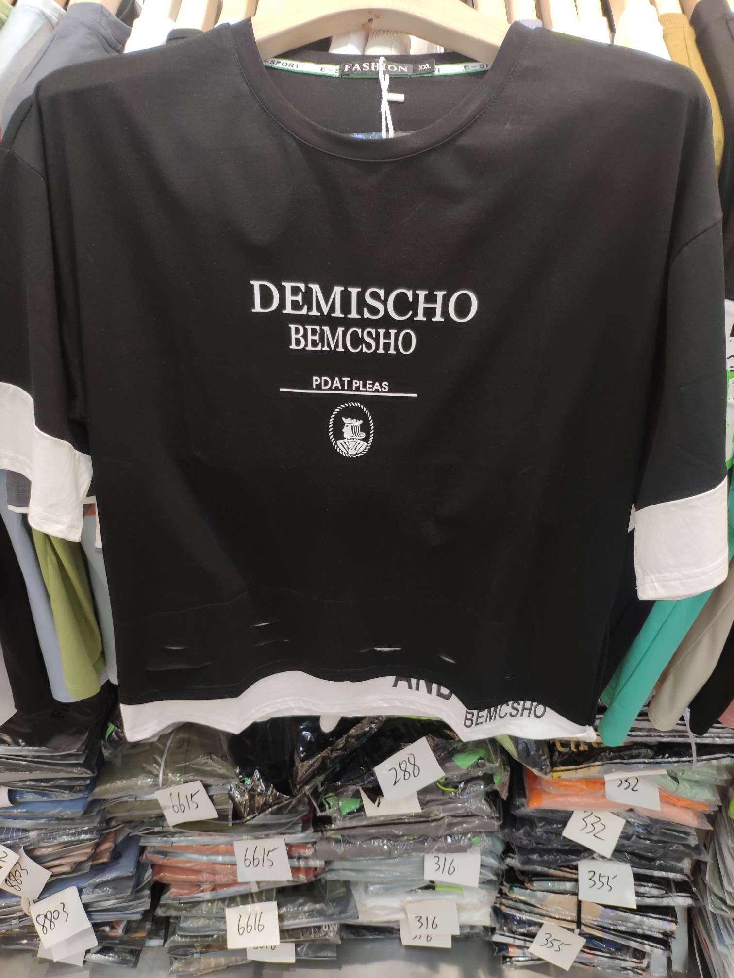 The 2020 new high-quality men's T-shirt features simple and elegant stitching