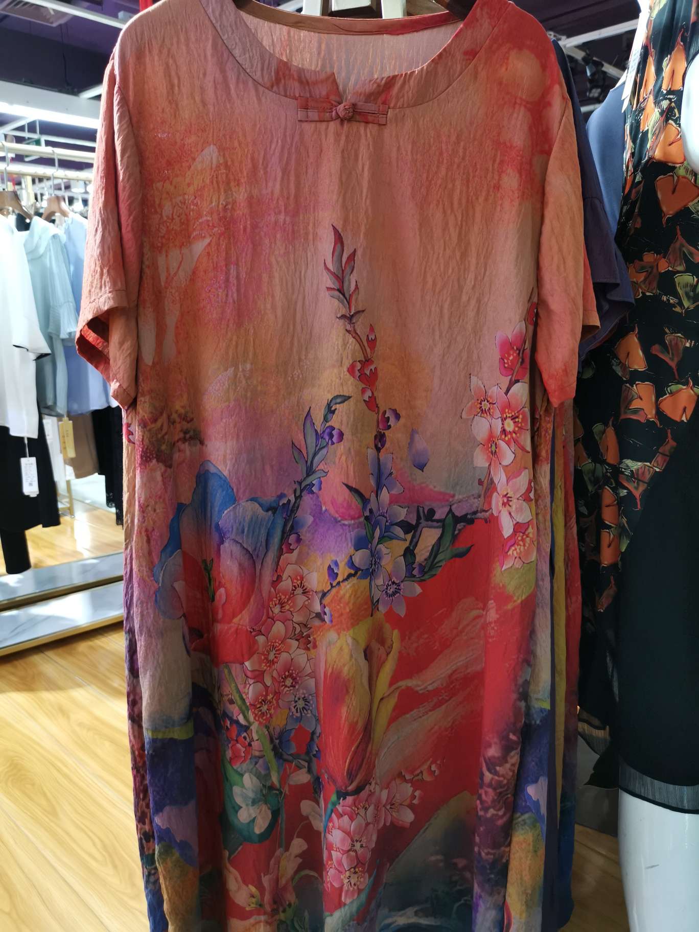 A fashionable straight-cut dress with a button-down collar and large floral patterns