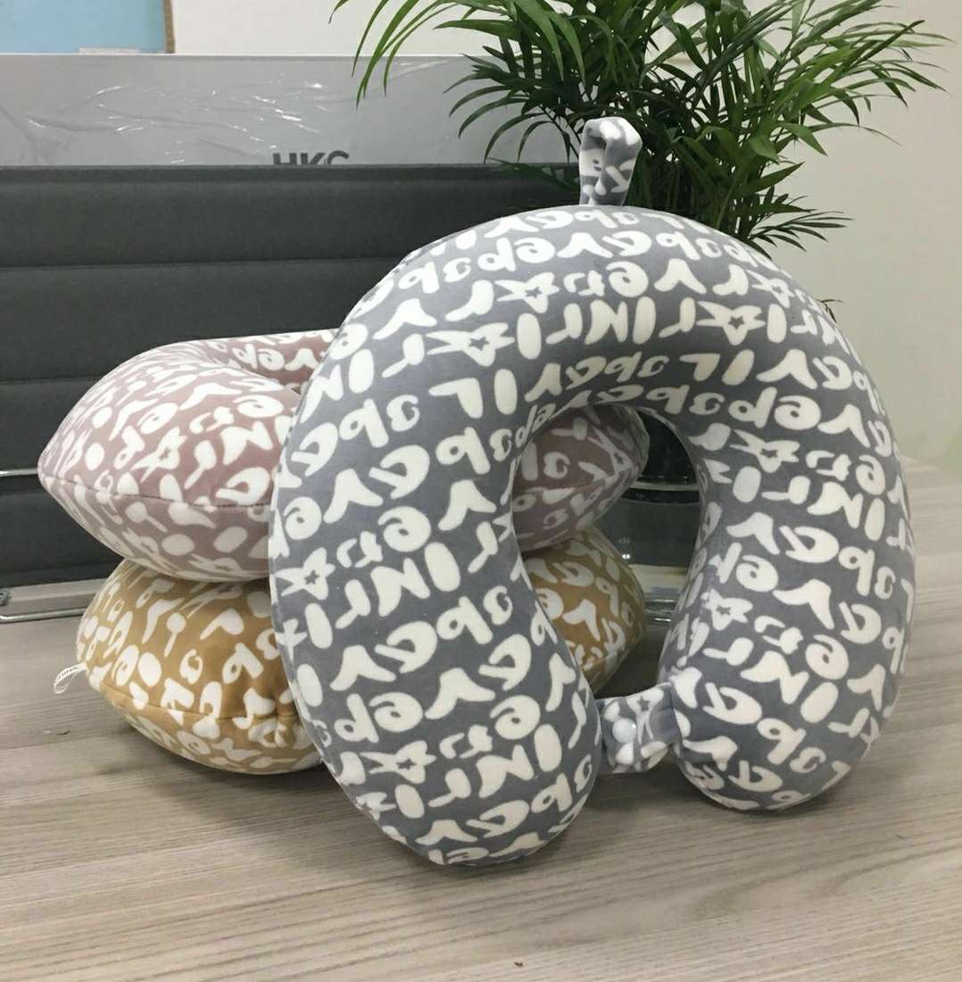 休闲护颈慢回弹零压力记忆枕字母