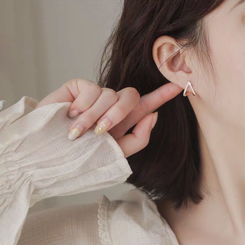 是心动啊 锆石爱心耳钉简约女小巧韩国个性气质时尚耳环新款耳饰图