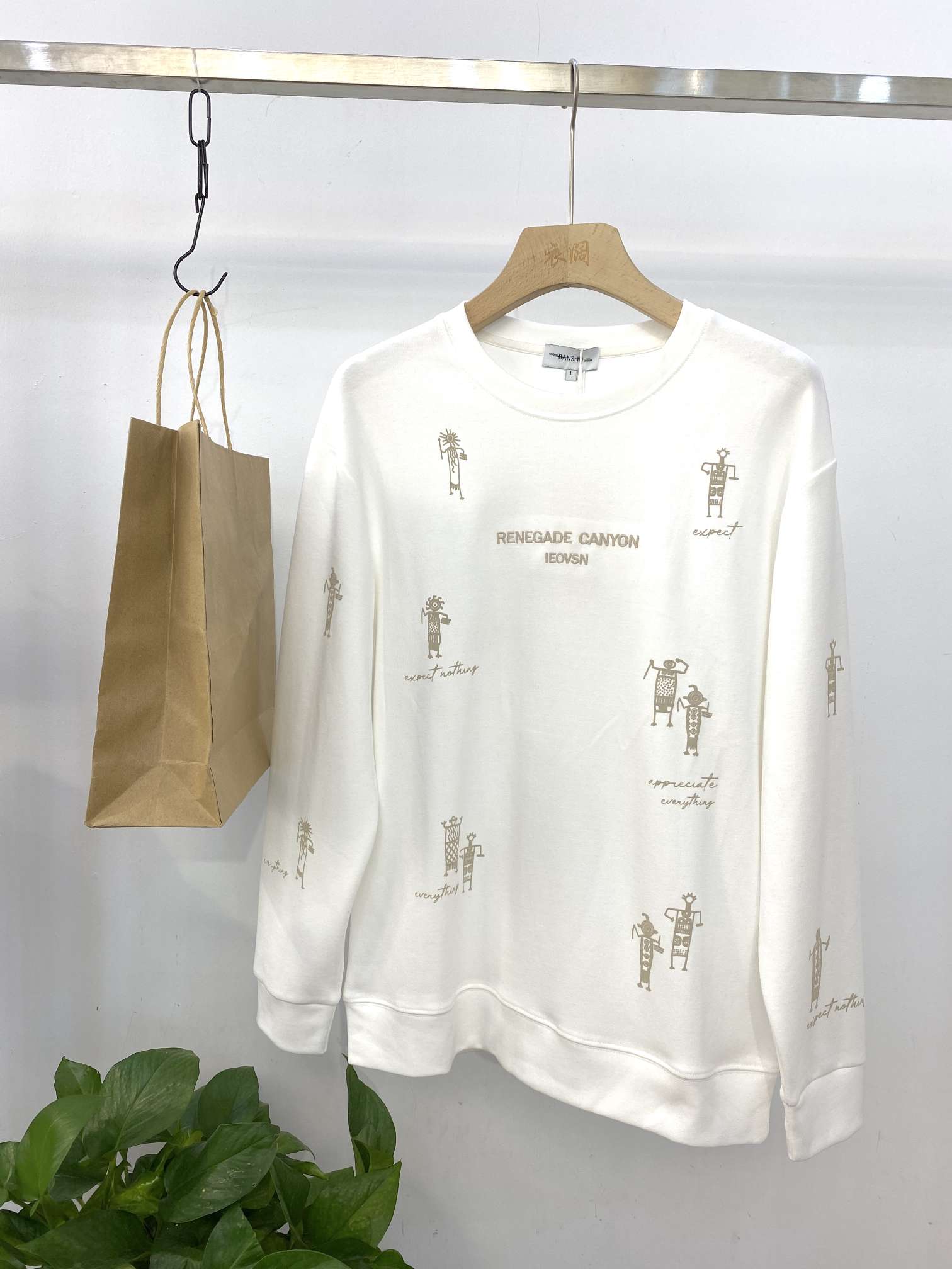 Fashionable embroidered hoodie details Picture