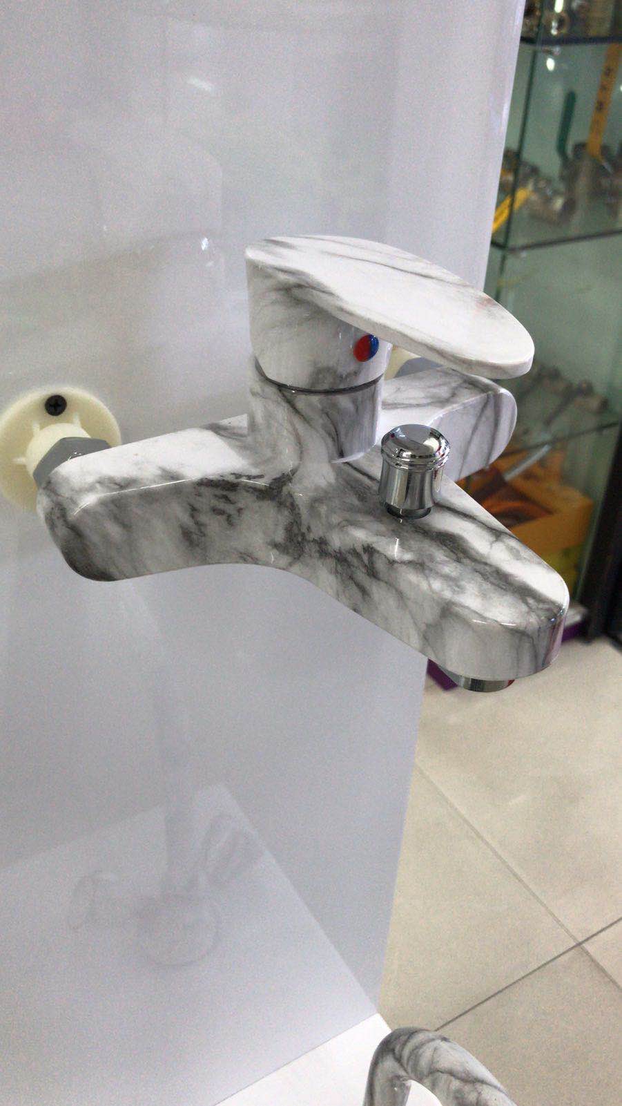 黑白大理石纹水龙头ABS卫浴用品盒装产品图