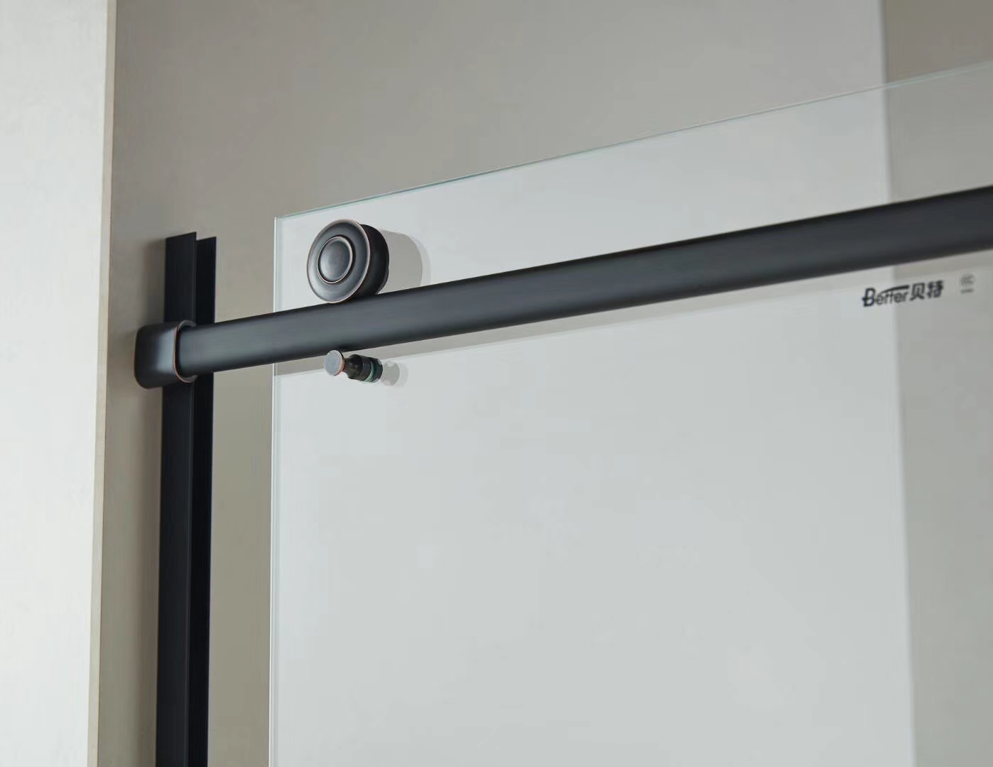 The ORB 81 series ORB ultra-white crystal glass shower enclosure features an integrated design that ensures safety and leaves no fingerprints Application Scenario