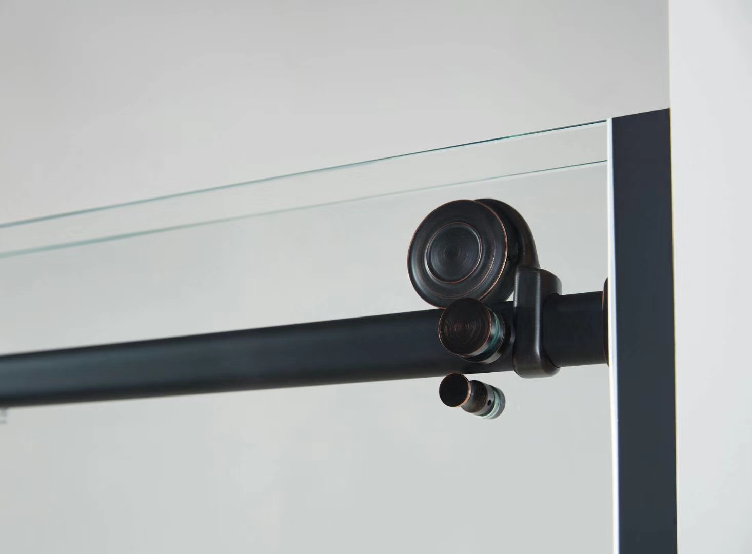 The ORB 81 series ORB ultra-white crystal glass shower enclosure features an integrated design that ensures safety and leaves no fingerprints details Picture