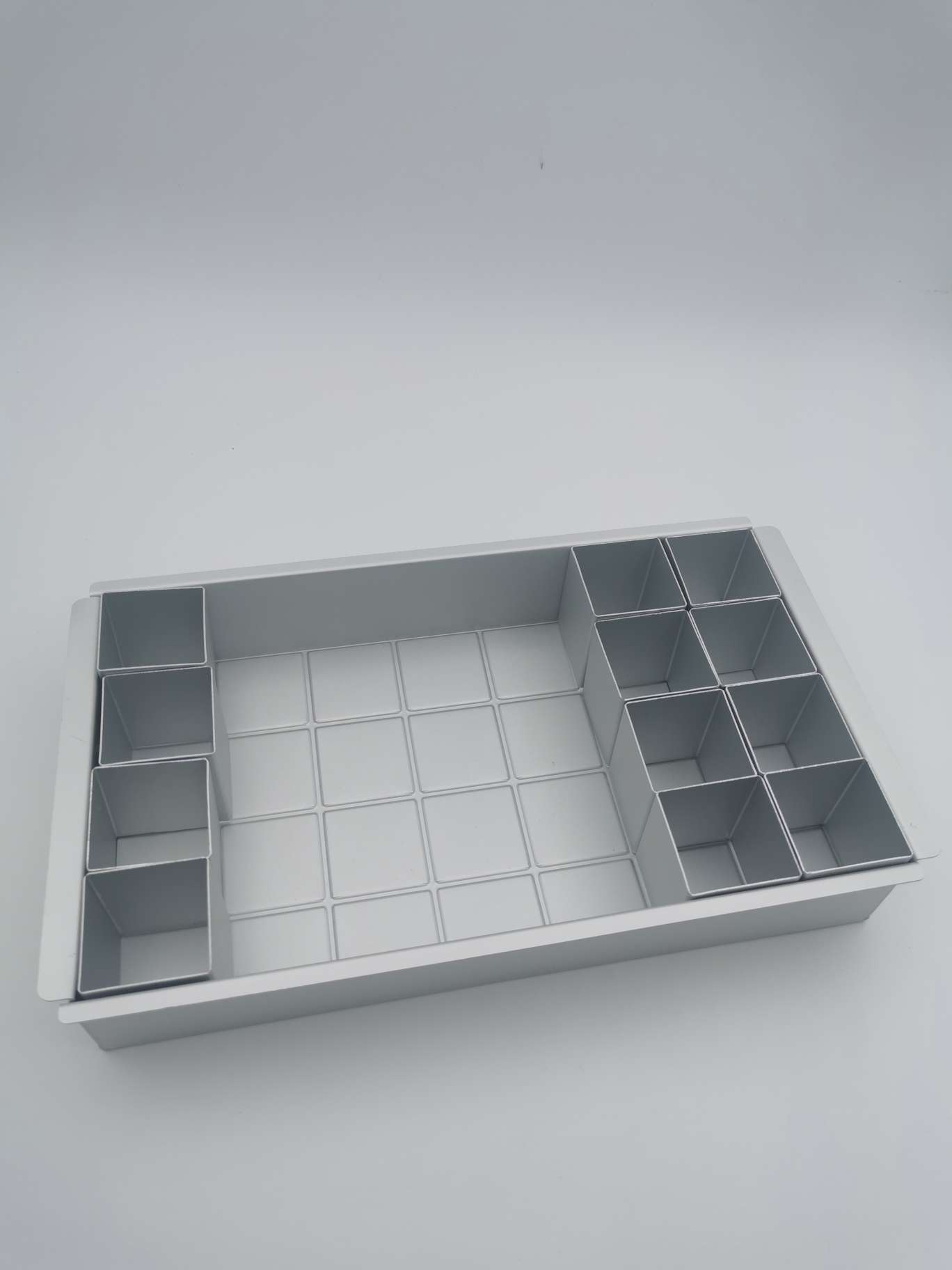 The aluminum multi-compartment cake model can be shaped in any form Specification image