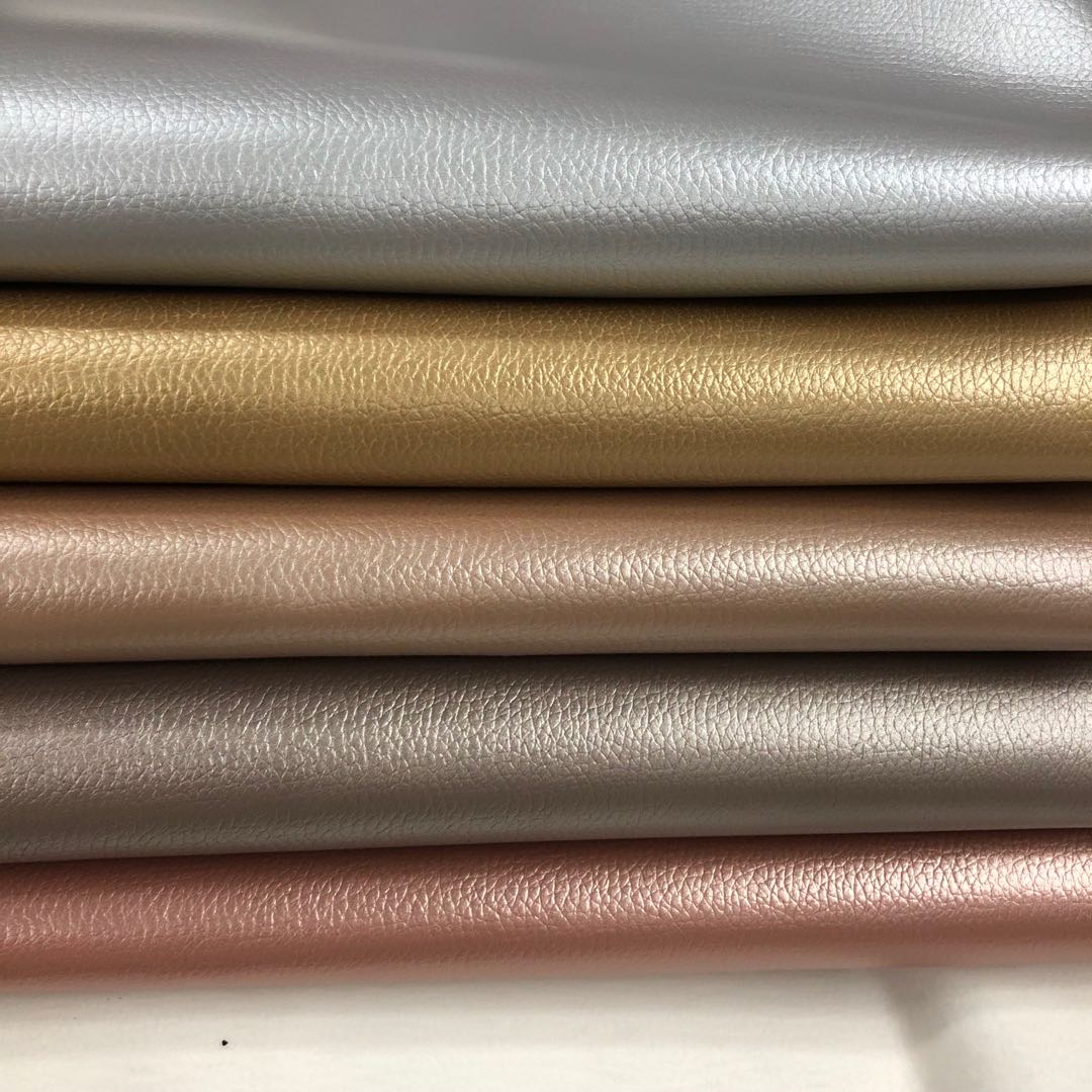 Yiwu Xiangshang Leather offers a wide range of new eco-friendly leather in stock, including small lychee grain pearlescent leather for bags, handbags, and decorative leather Application Scenario