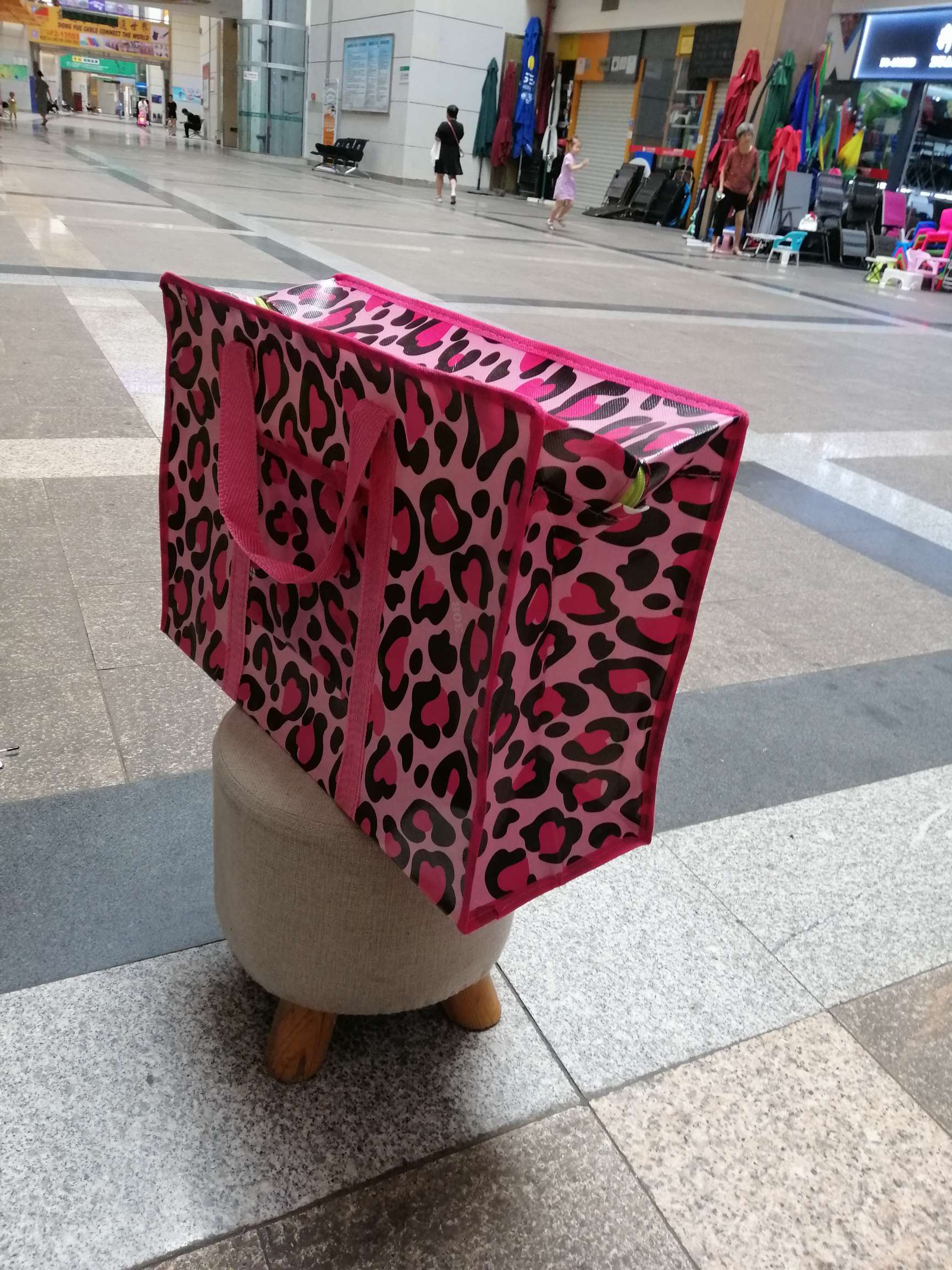50X35 Thickened Small Non-Woven Laminated Bag Application Scenario