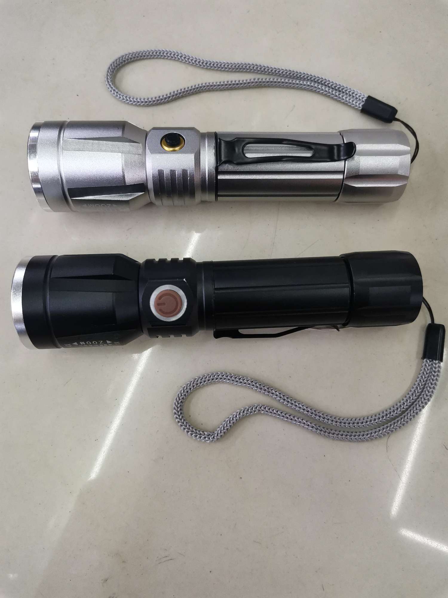 强光手电筒充电户外超亮伸缩调焦三档迷你便携多功能家用LED灯珠