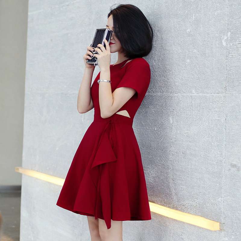 A new spring and summer women's dress with an irregular and elegant ladylike style, revealing a waist in wine red Specification image