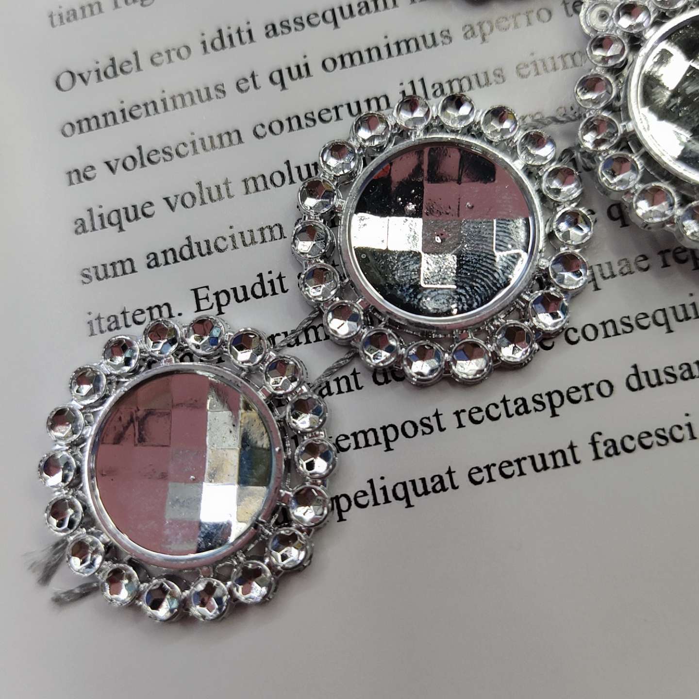 单排小菊花塑料电镀仿钻 空心钻 七彩压钻 线钻服装辅料配件详情2