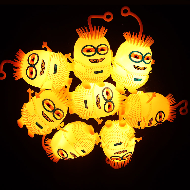 小黄人奶瓶装毛毛球细节图