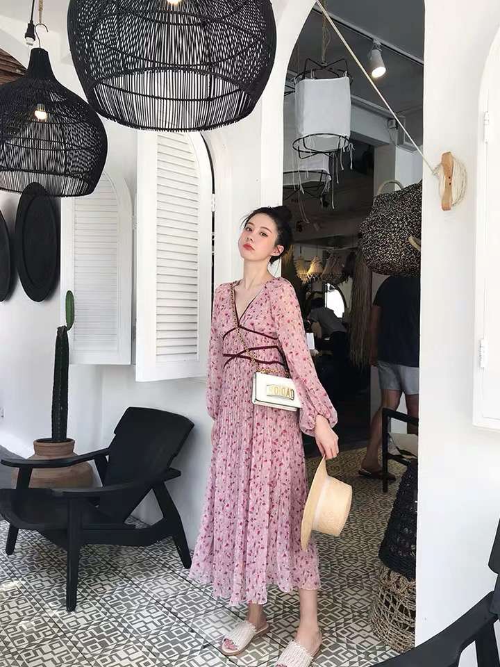 A high-waisted dress with a cool and mature, retro and light mature floral pattern details Picture