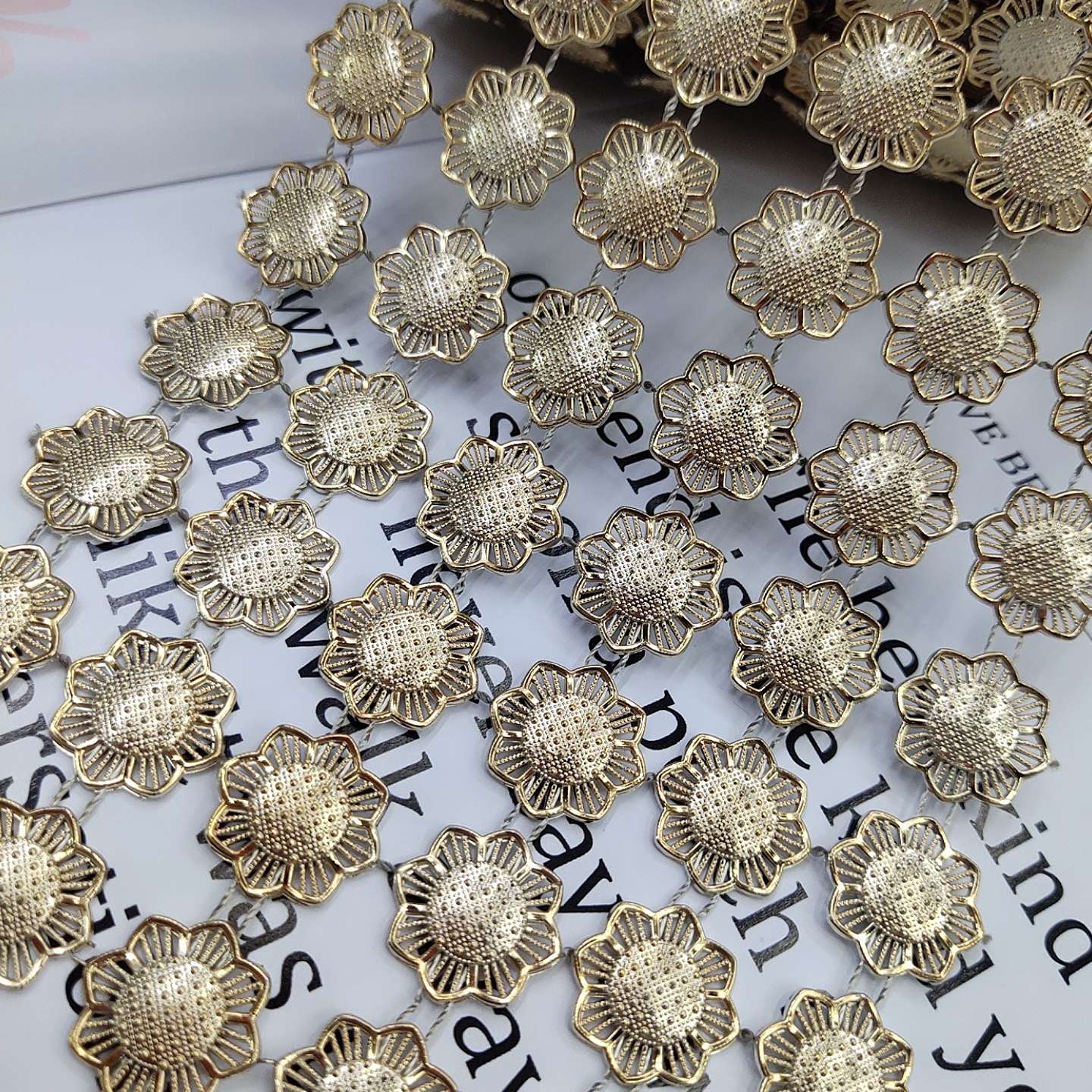 单排小菊花塑料电镀仿钻 空心钻 七彩压钻 线钻服装辅料配件详情5