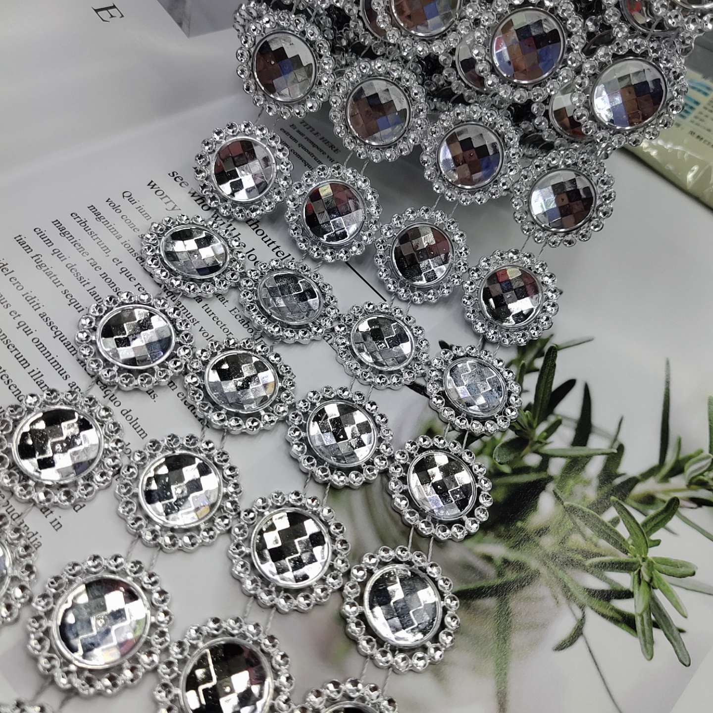 单排小菊花塑料电镀仿钻 空心钻 七彩压钻 线钻服装辅料配件详情7