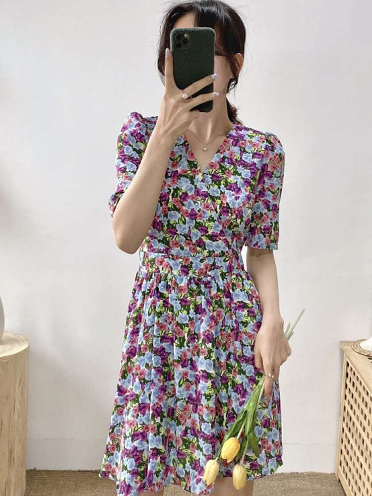 This new women's dress features a fresh and delicate floral print. It has a French girl's print that cinches the waist, makes one look slimmer and more stylish details Picture
