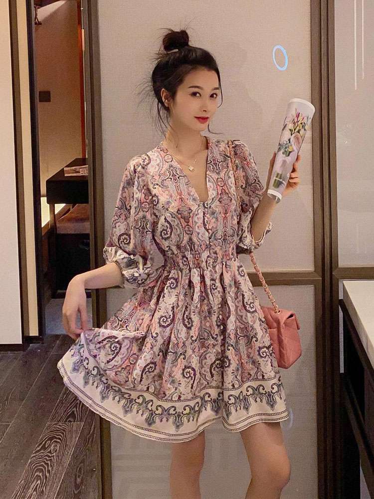 新款可盐可甜气质V领收腰显瘦碎花泡泡袖连衣裙女潮