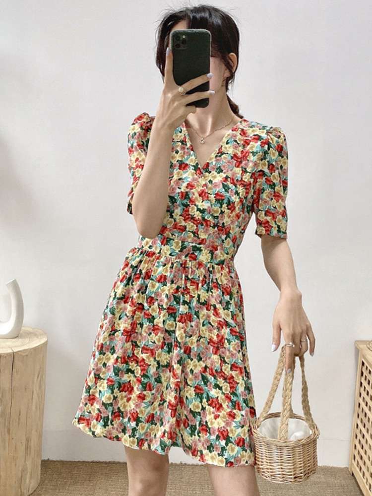 This new women's dress features a fresh and delicate floral print. It has a French girl's print that cinches the waist, makes one look slimmer and more stylish Specification image