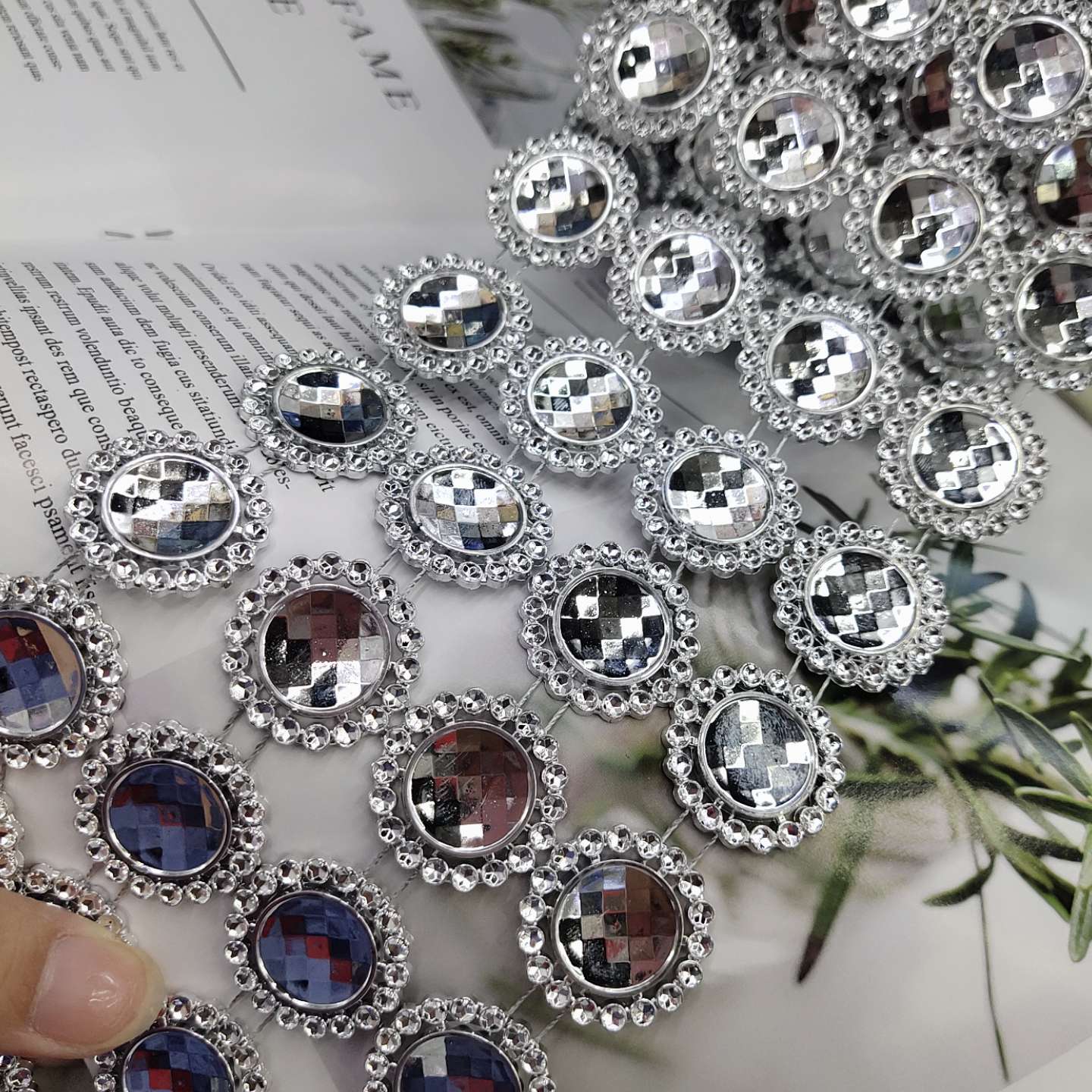 单排小菊花塑料电镀仿钻 空心钻 七彩压钻 线钻服装辅料配件详情3