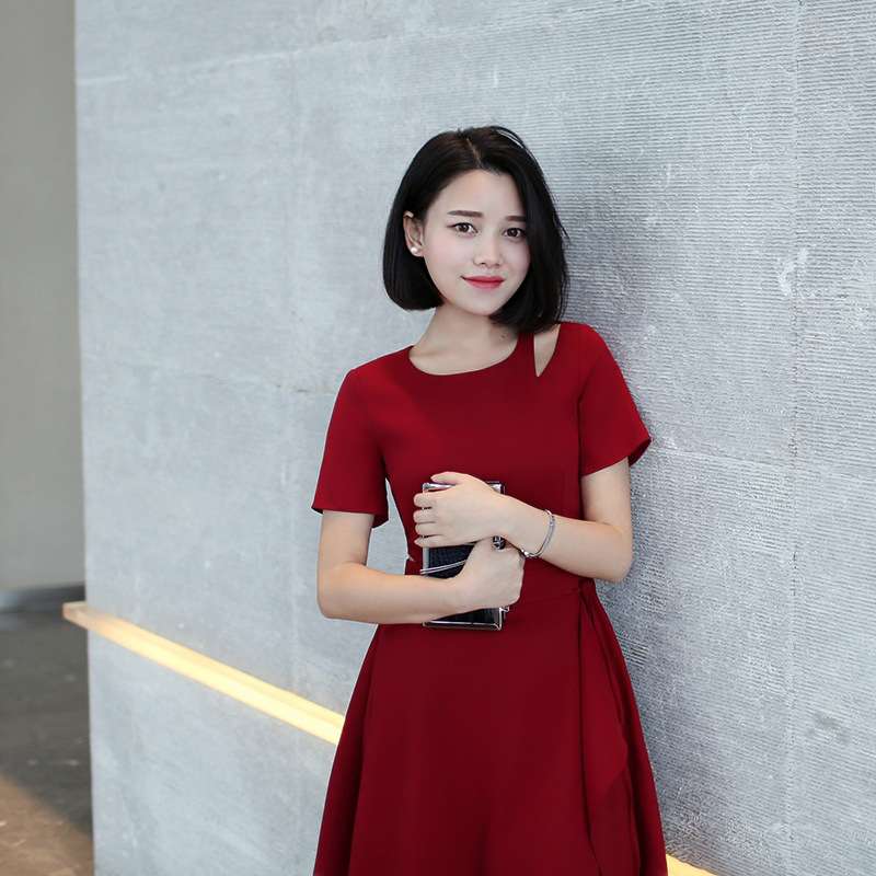 A new spring and summer women's dress with an irregular and elegant ladylike style, revealing a waist in wine red details Picture