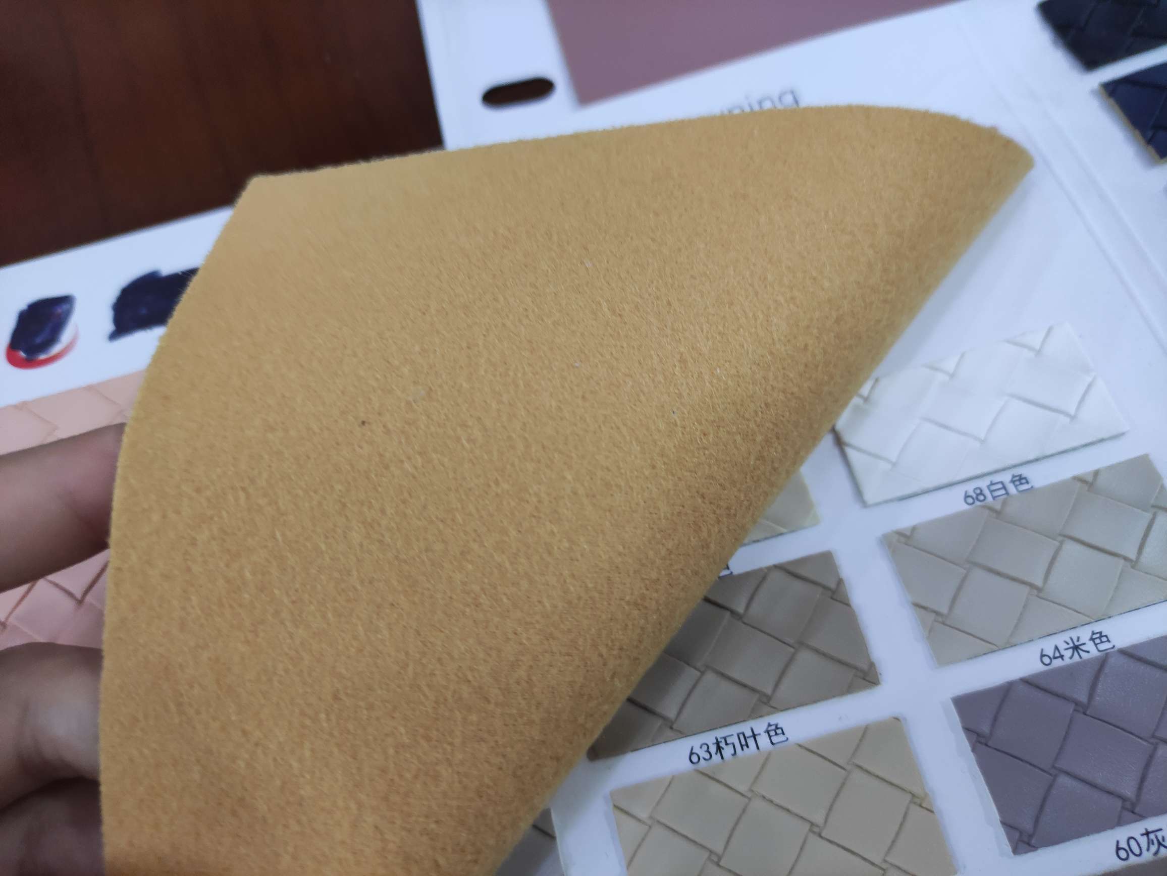 编织布48-60大量现货高中低档皮革面料厂家直销热销新款产品图