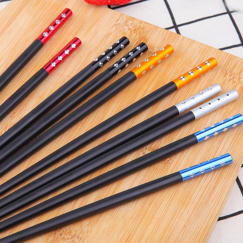 k-261 Household high-end alloy chopsticks, 1 person, 1 color, 5 pairs set, anti-slip, heat-resistant, mold-free, easy to clean, quick Application Scenario