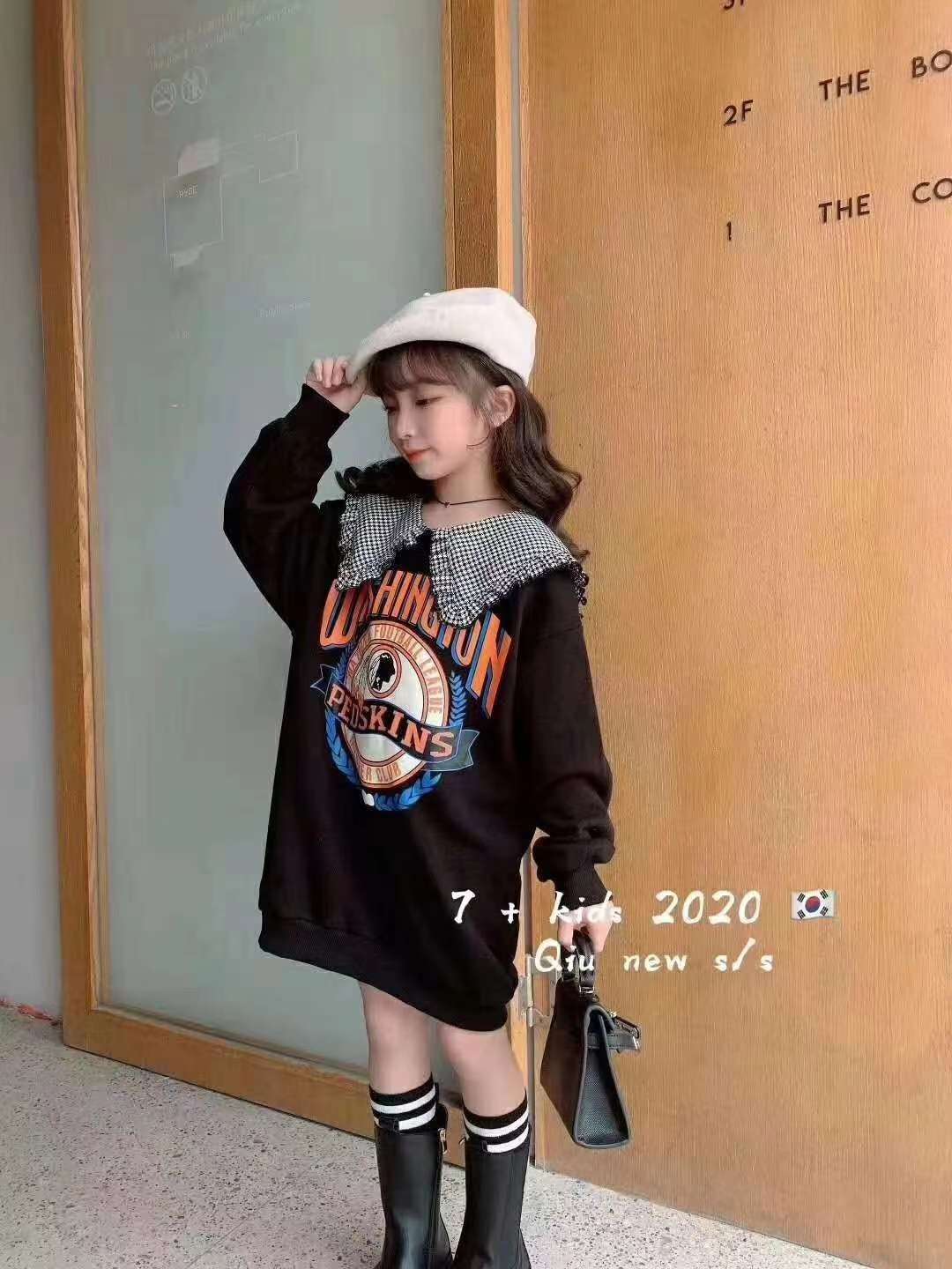 A new autumn long-sleeved top with printed patterns for girls