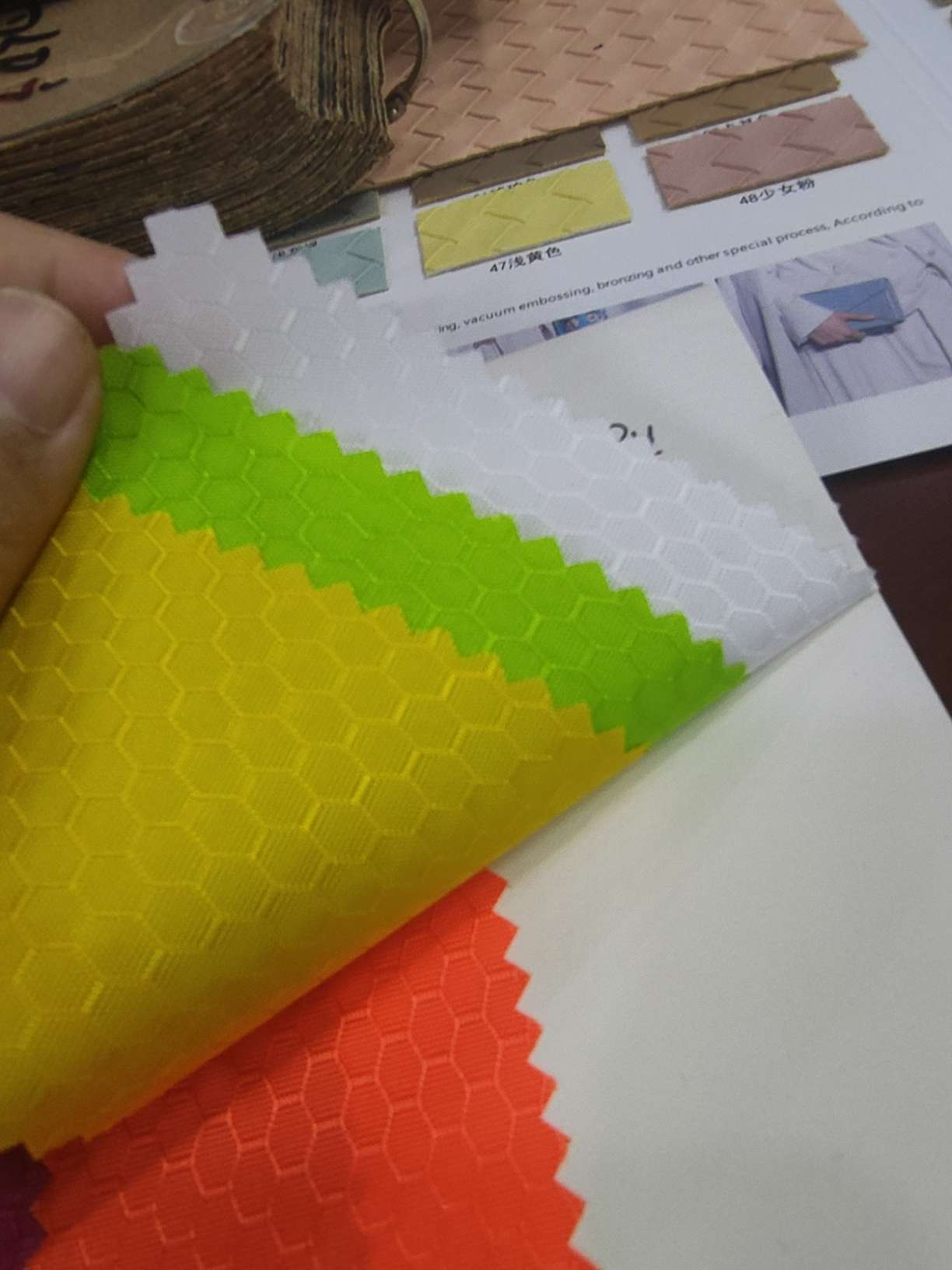 小足球PU4-6大量现货高中低档皮革面料厂家直销热销新款细节图