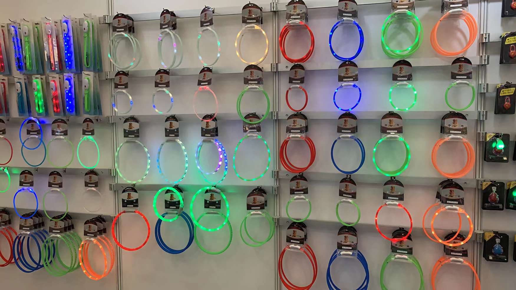 七彩变色LED脖套，超软PVC管，充电一次可用15个小时，可调节大小，电子发光项圈，灯带一体牵引绳，浮雕灯泡项圈挂件！带