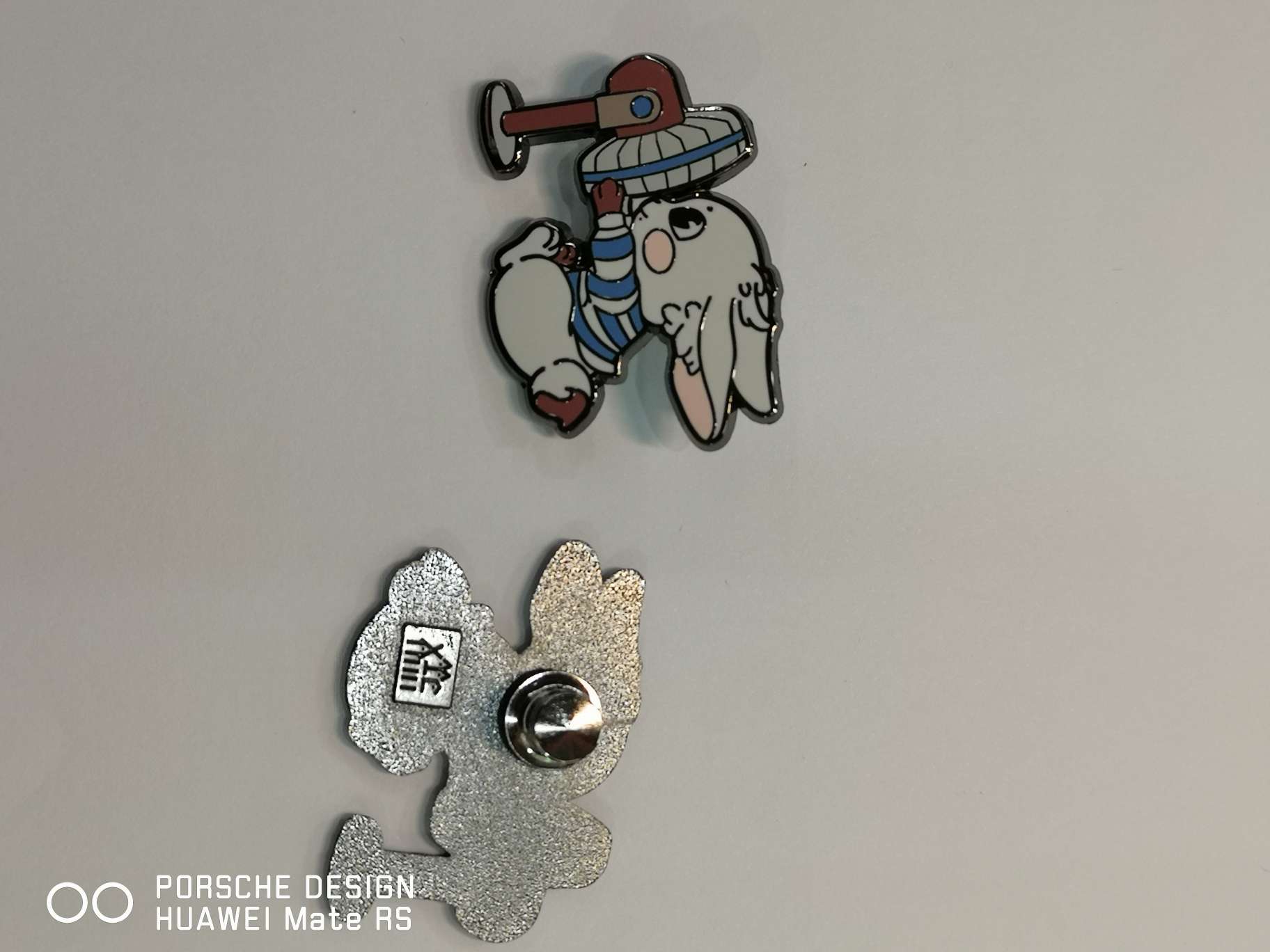 珐琅工艺徽章，金属微徽章白底实物图