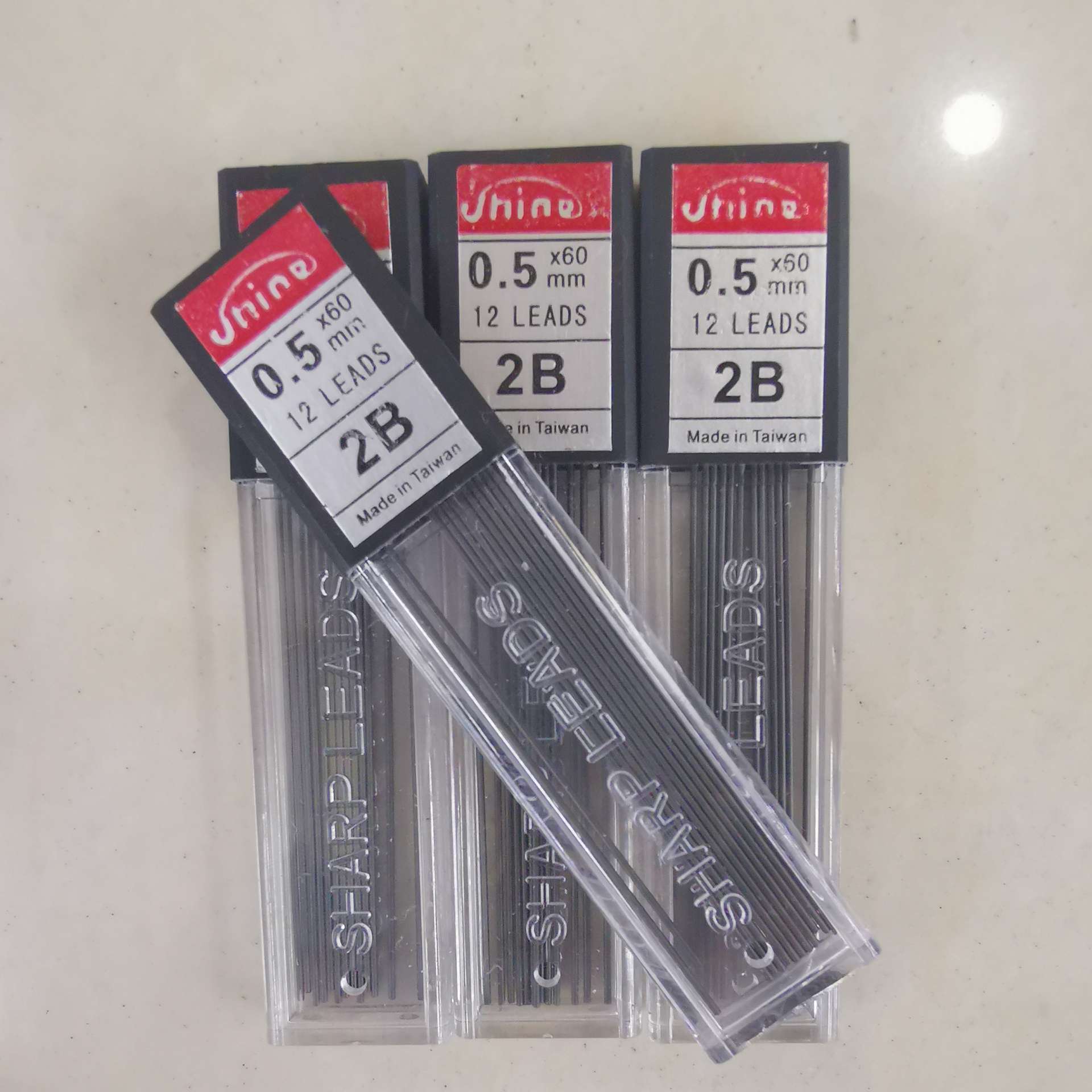 Tubo cuadrado pequeño núcleo de plomo embalado en 12pcs