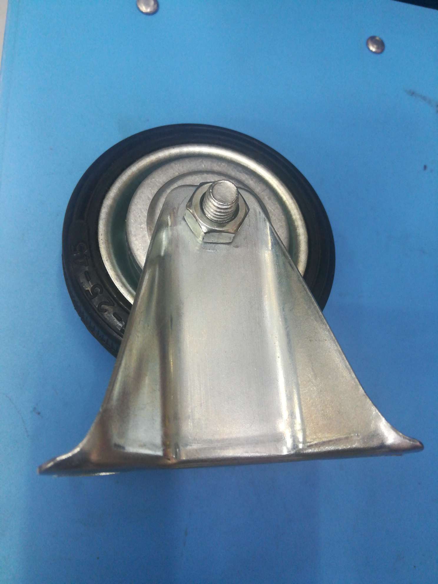 Rubber wheels are fixed at 3 inches