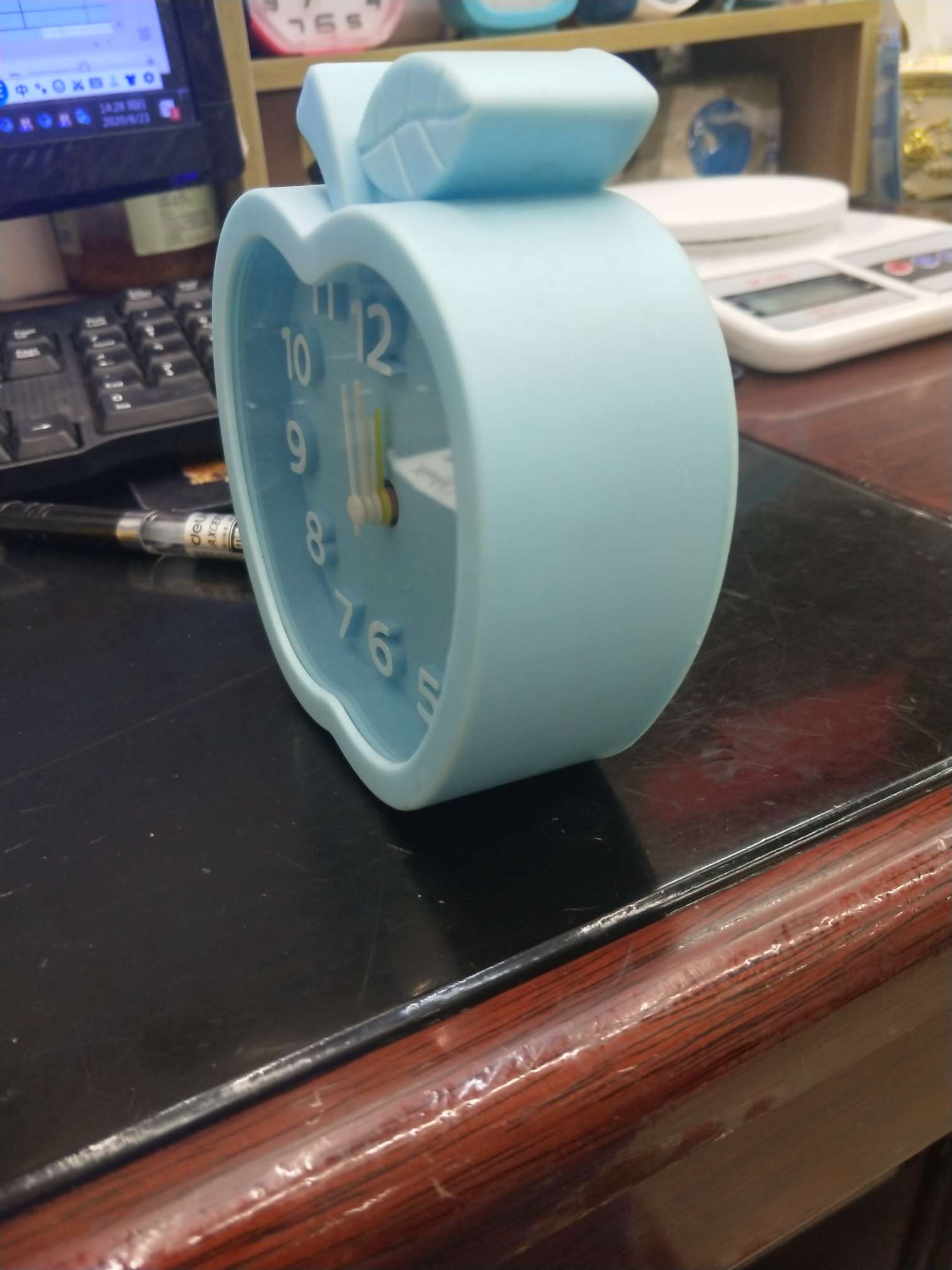 Wall clock small apple, direct sales from Yiwu factory, product size 10.5*11cm Application Scenario