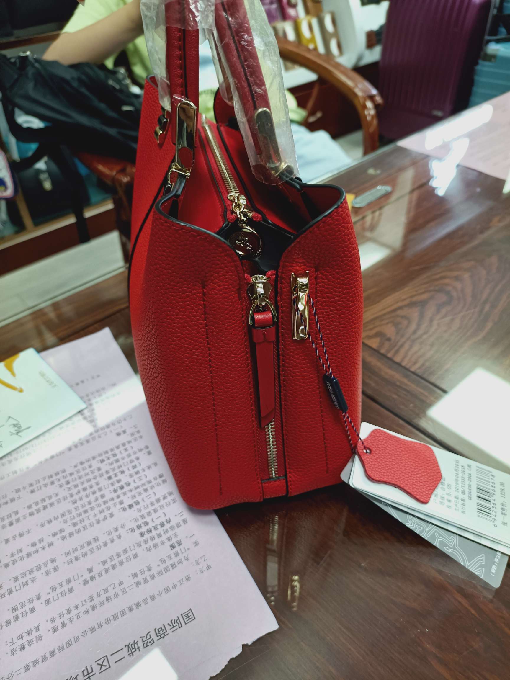 British Paul genuine leather women's bag P19055-2A Application Scenario