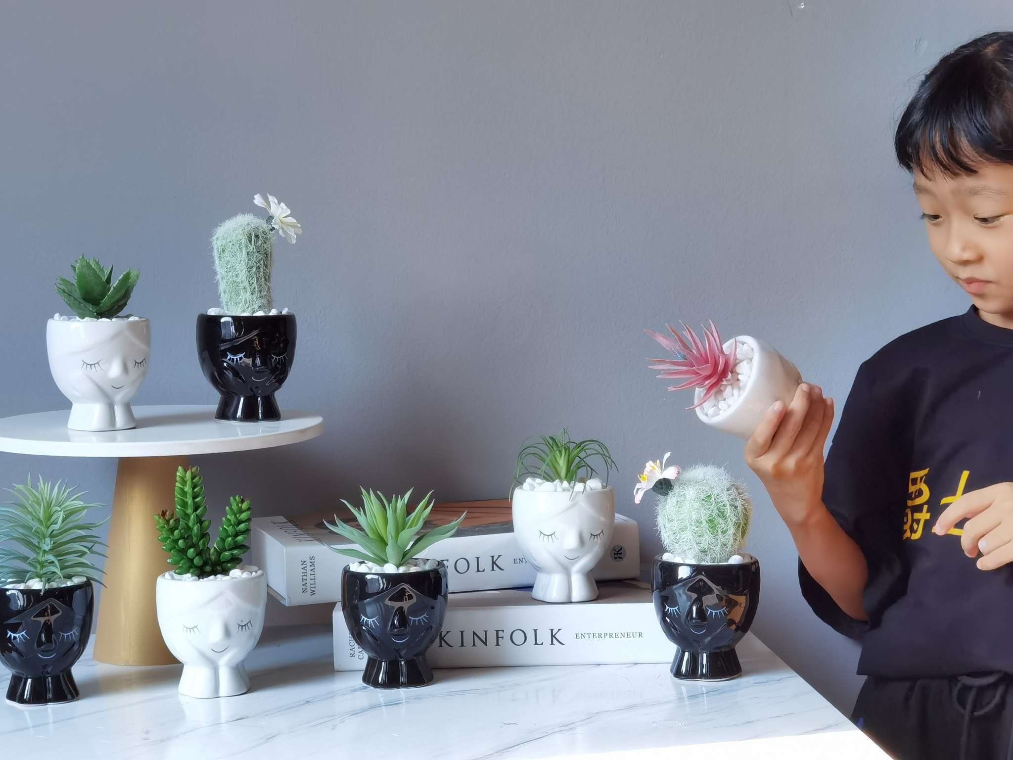 Creative human figure simulation, succulent plant potted plants, bonsai, home decoration items, coffee tables, TV cabinets, dining table surface decorations, and foreign trade bestsellers undefined
