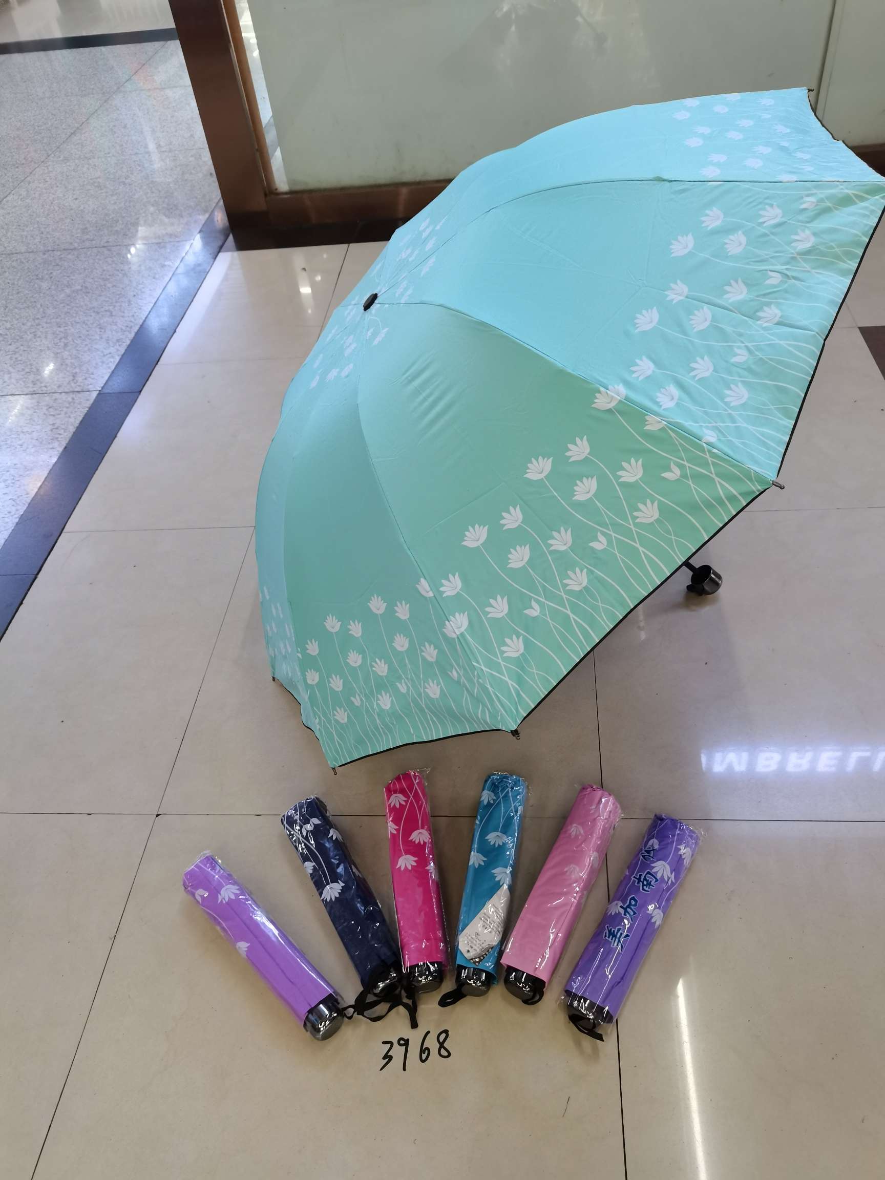 黑胶防紫外线伞白底实物图