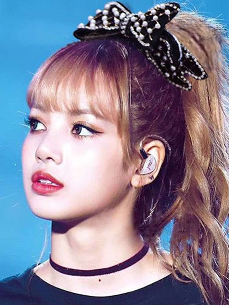 The same bow hairpin clothing accessory as Lisa's wave-breaking girl Wu Xin details Picture
