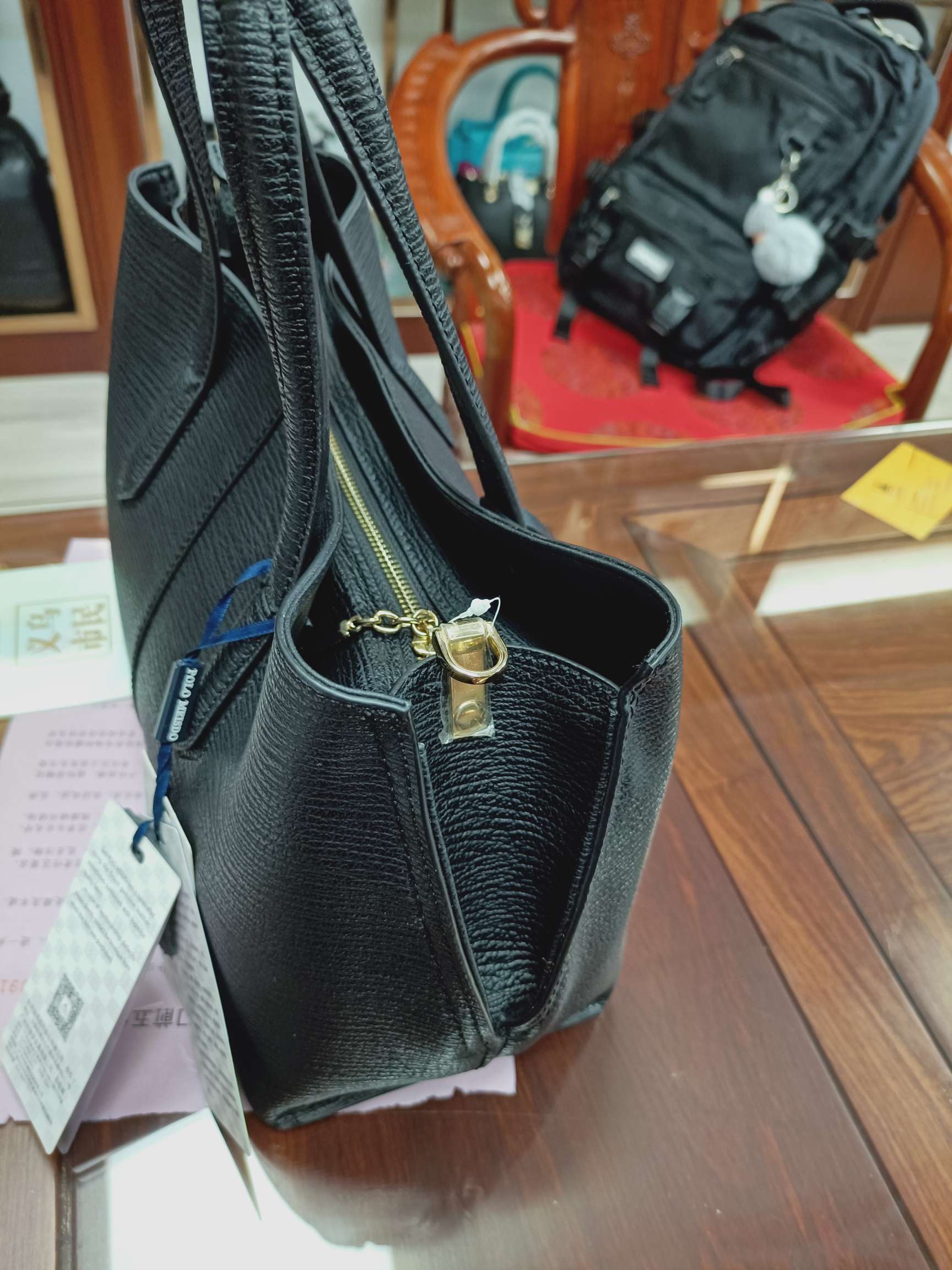 英国保罗真皮女包P66910-3A白底实物图