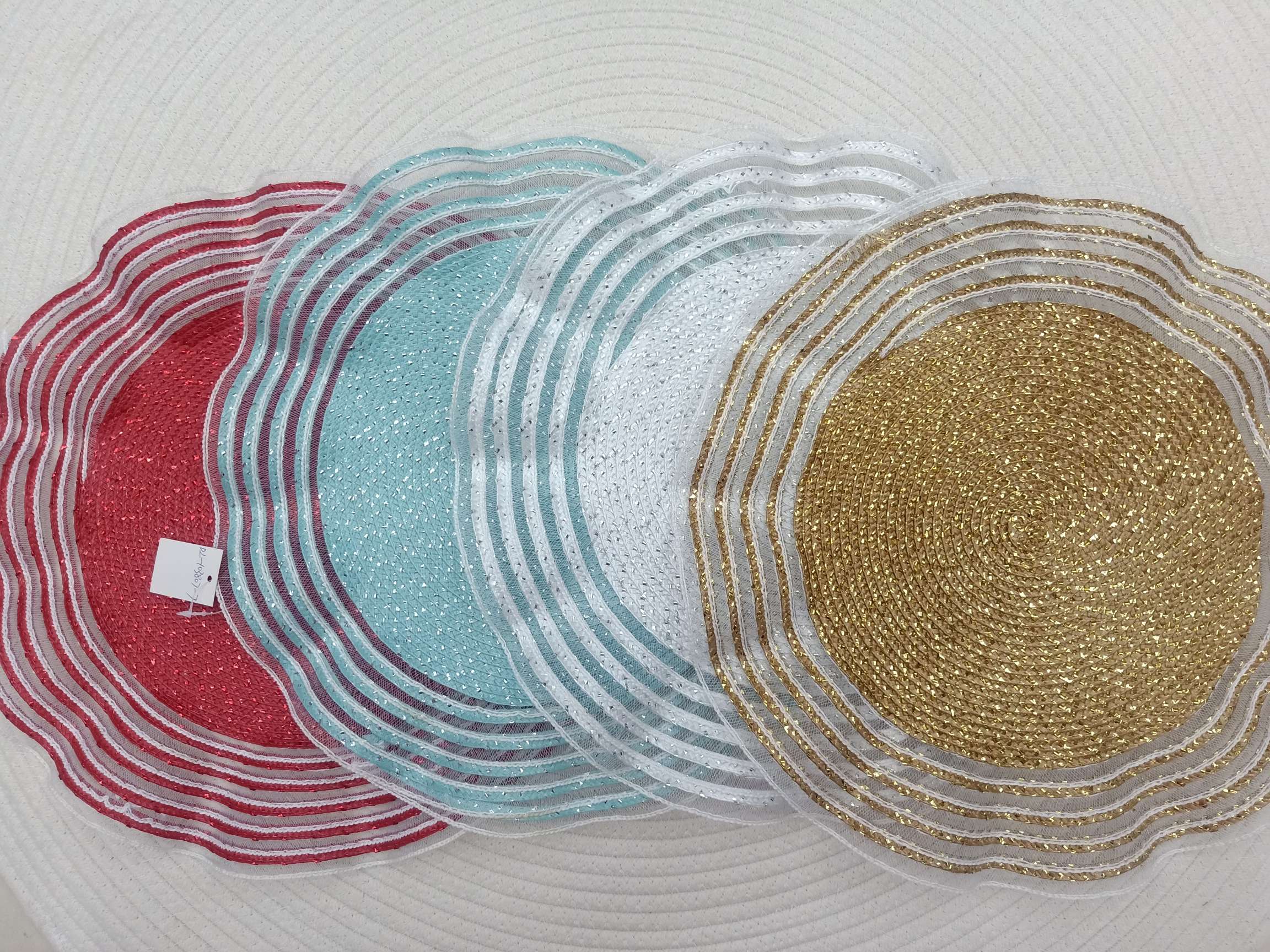 Table mat with gold thread 38 cm round flounces thumbnail