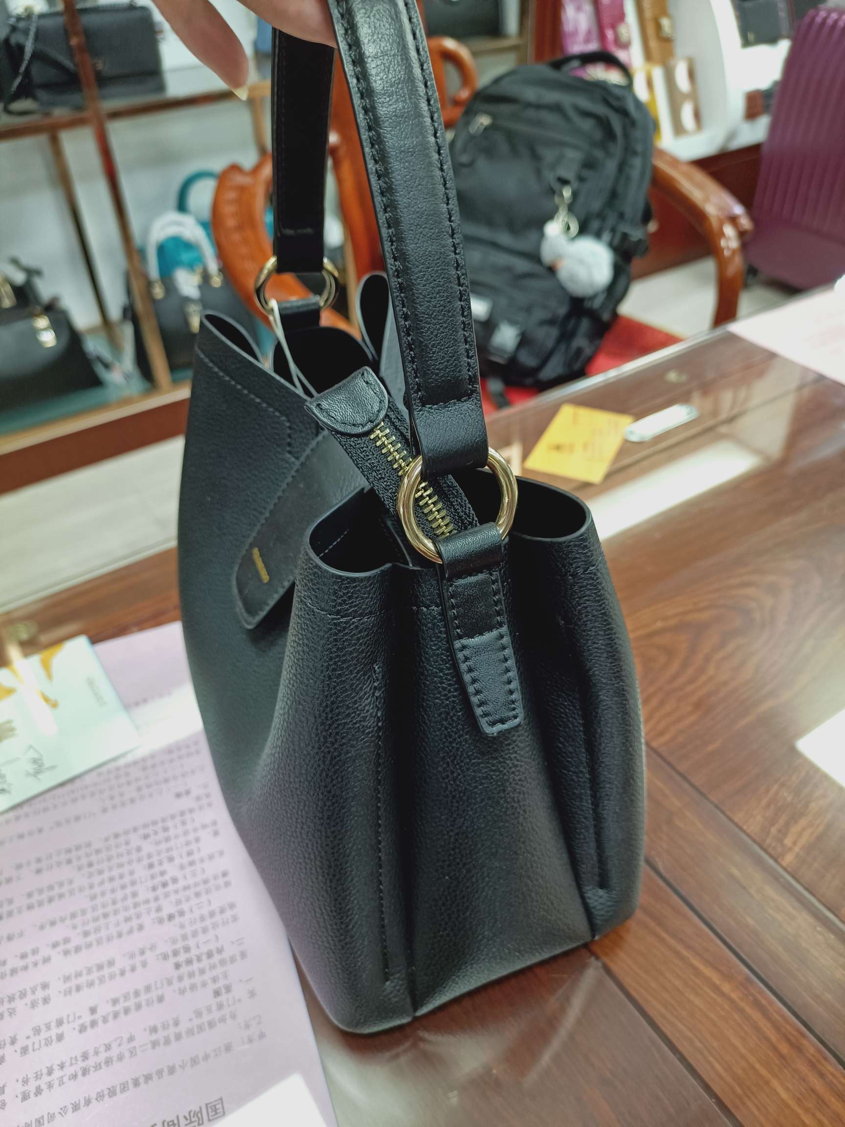 英国保罗真皮女包P66955-5E细节图