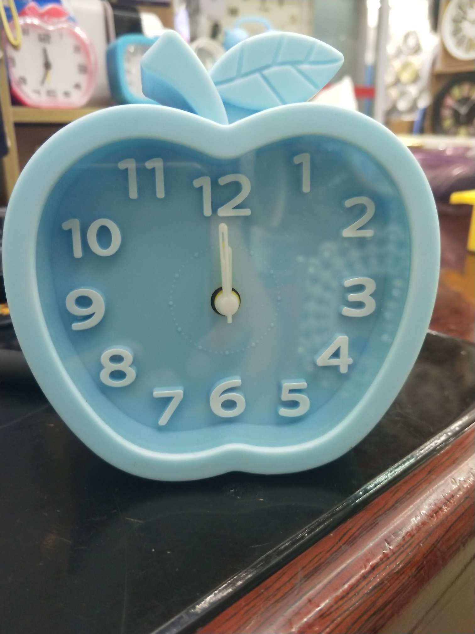 Wall clock small apple, direct sales from Yiwu factory, product size 10.5*11cm details Picture