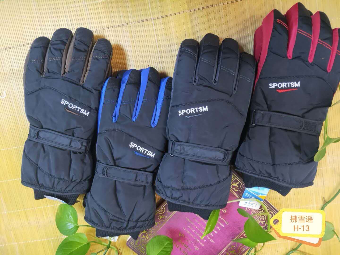 Gloves for men to keep warm and waterproof in winter, for men to ski and keep warm in winter, for motorcycles to ride, and for multi-color riding with velvet cotton