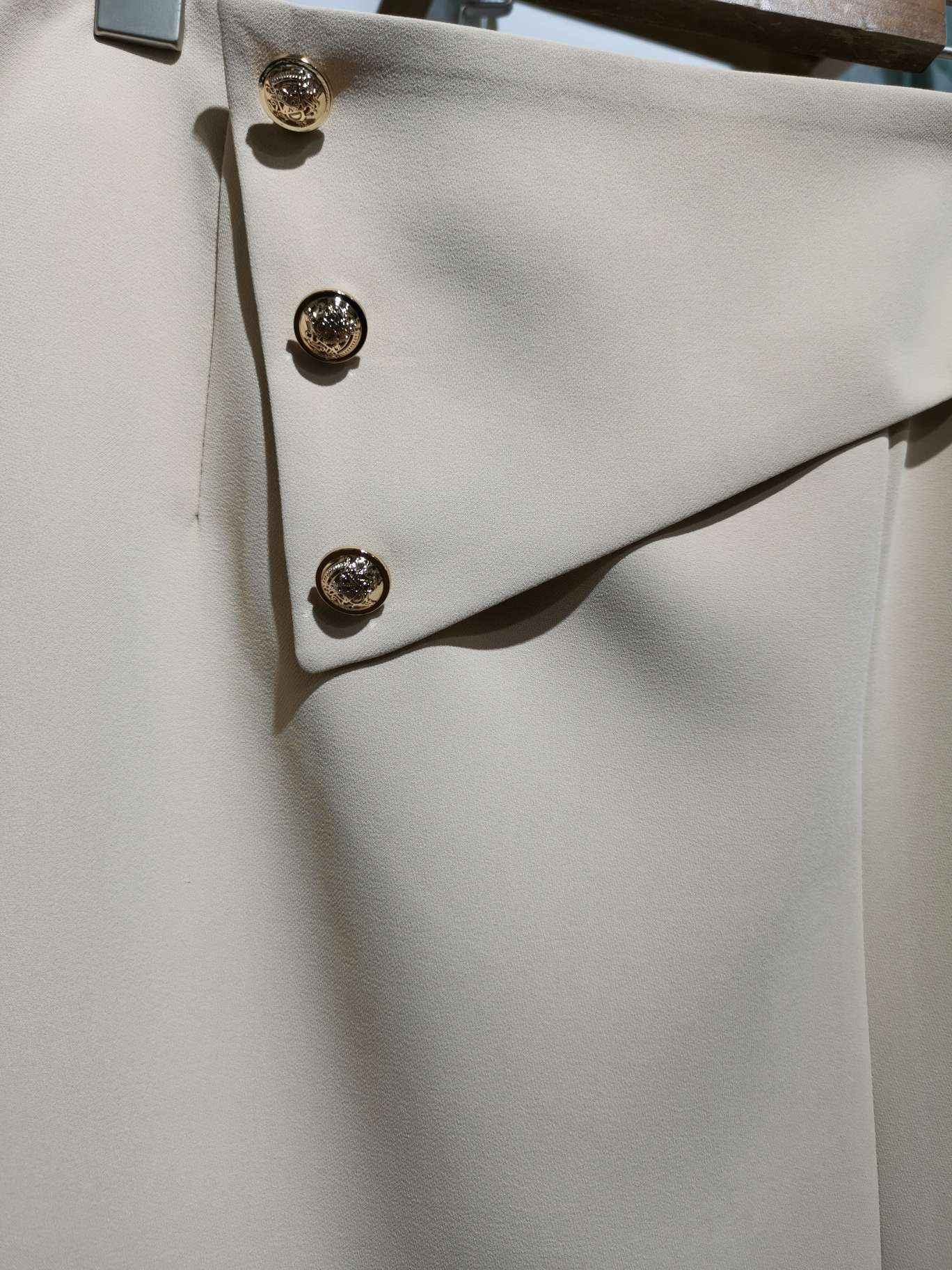 Business-style straight skirt with a belt and buckle details Picture