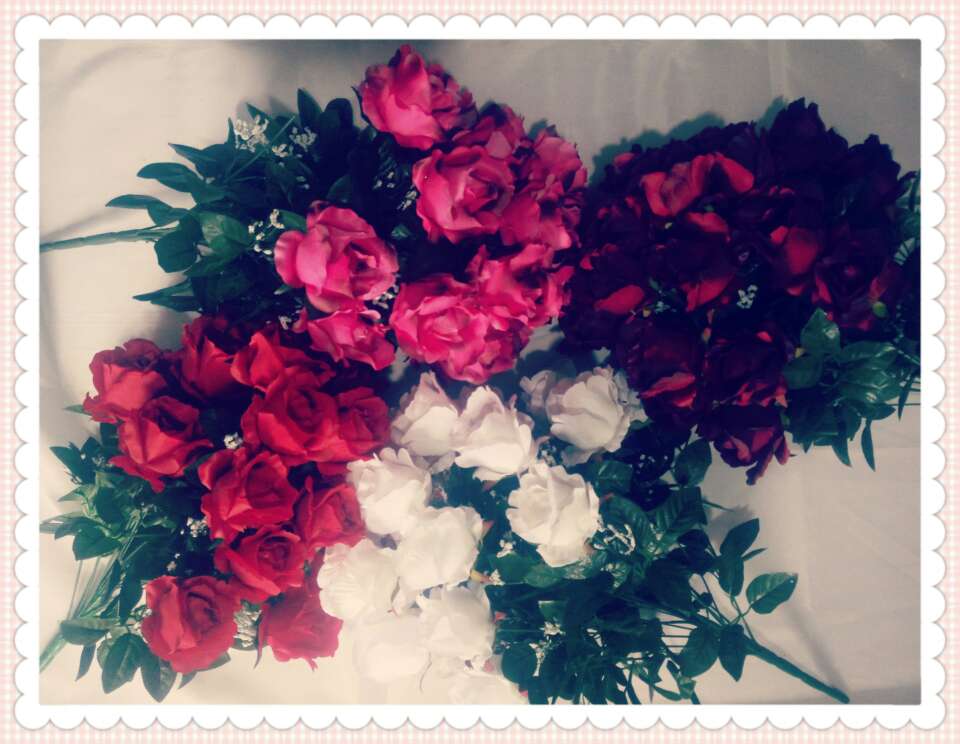 Fumin Si Hua produces high-end artificial flowers, including 24-head pink champagne roses, Valentine's Day artificial roses, and artificial wedding bouquets. Factory direct sales undefined